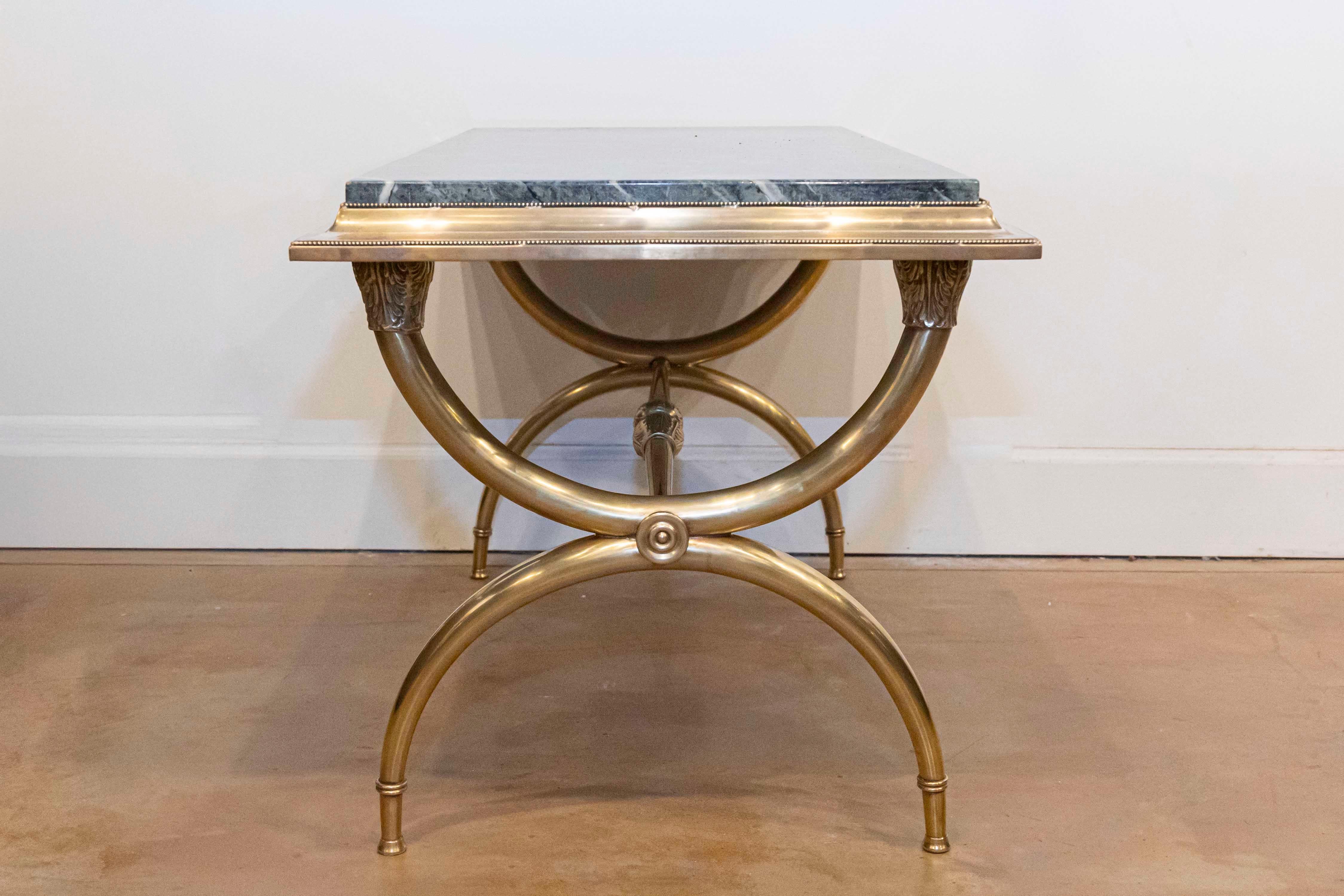 Laiton Table basse française du 20e siècle à plateau de marbre en vente