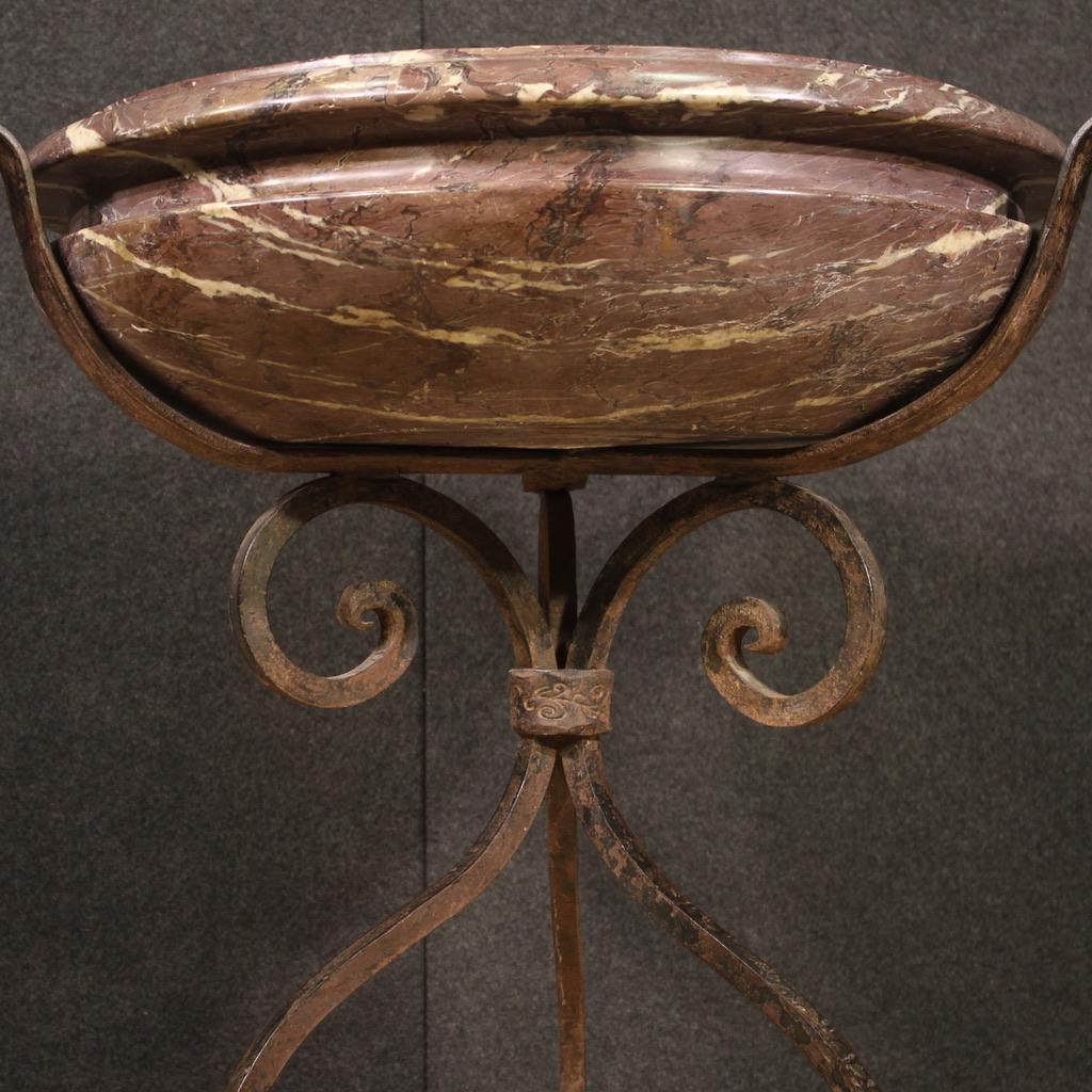 Jardinière italienne du début du 20e siècle. Objet composé d'un socle en fer forgé et ciselé et d'un bassin en marbre sculpté d'une qualité exceptionnelle. Des meubles de belle taille et de belles proportions, qui peuvent être facilement placés dans