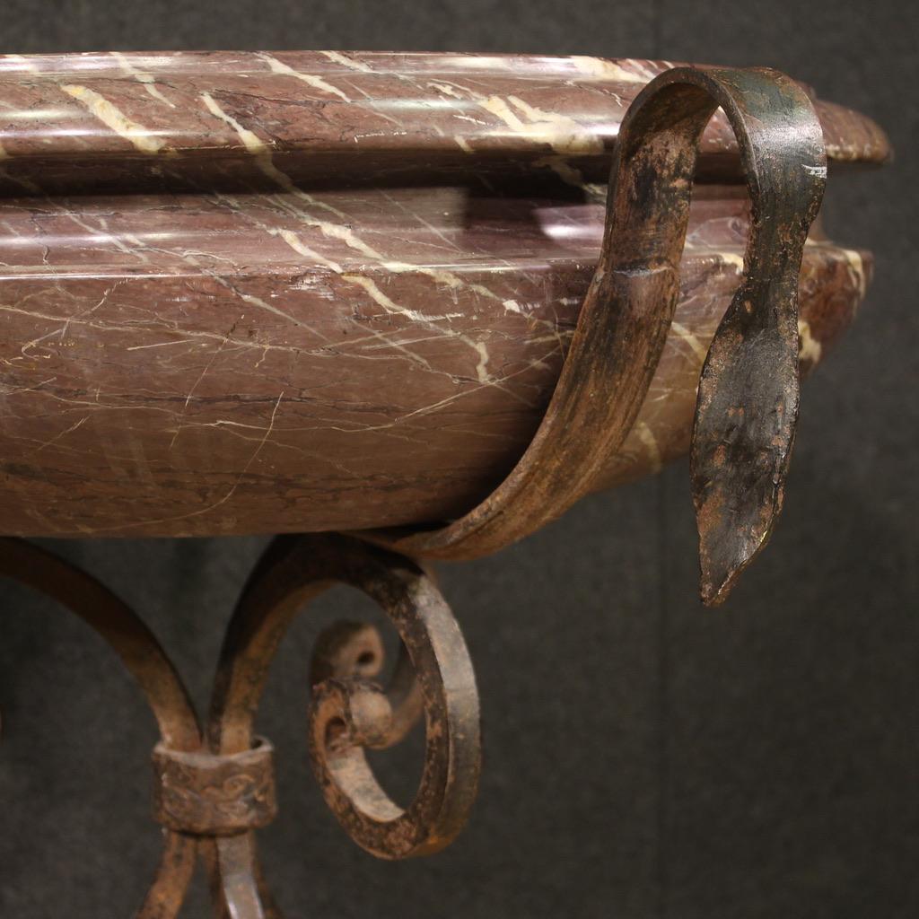 Mid-20th Century jardinière italienne en marbre et base tripode en fer du 20e siècle, années 1950 en vente
