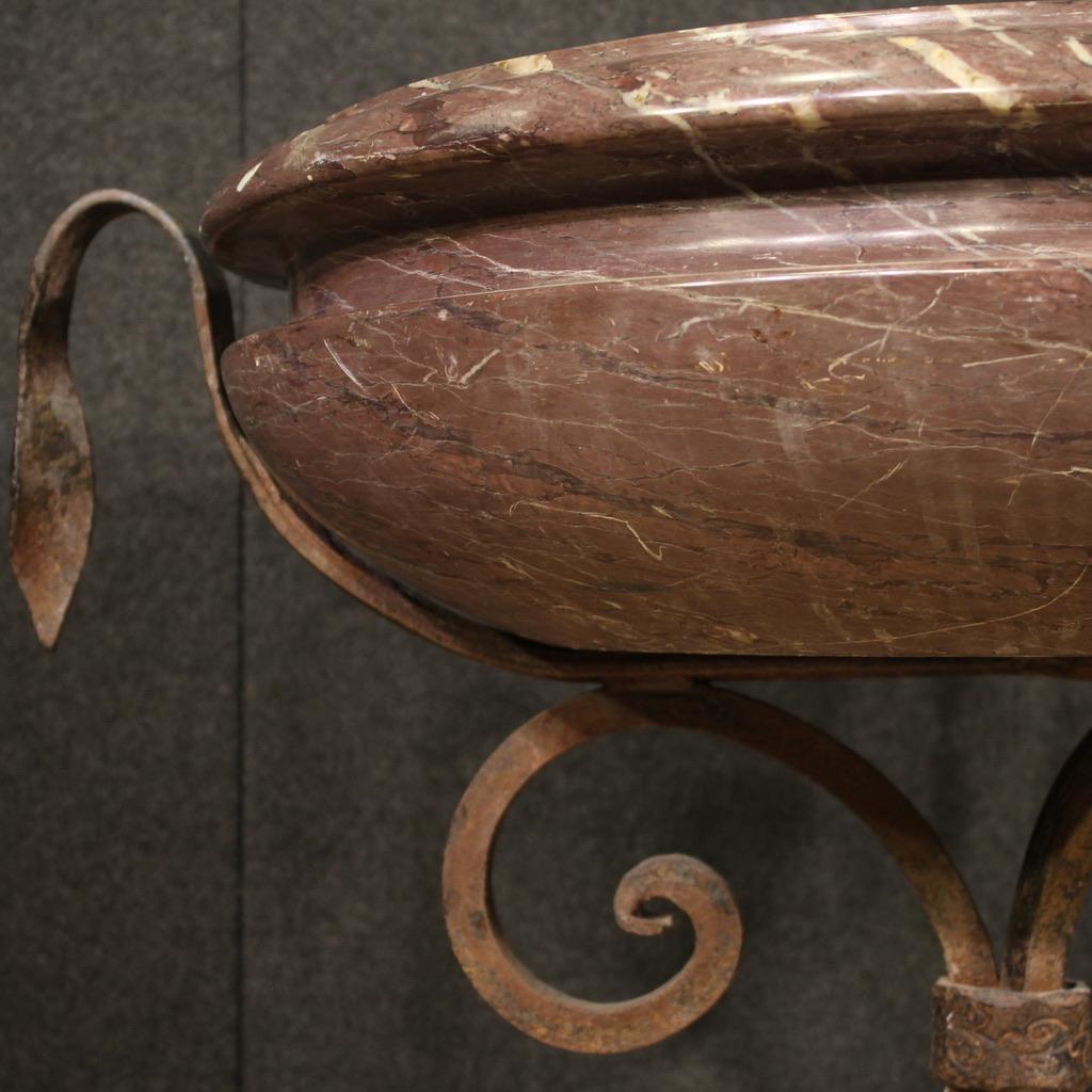 Fer jardinière italienne en marbre et base tripode en fer du 20e siècle, années 1950 en vente