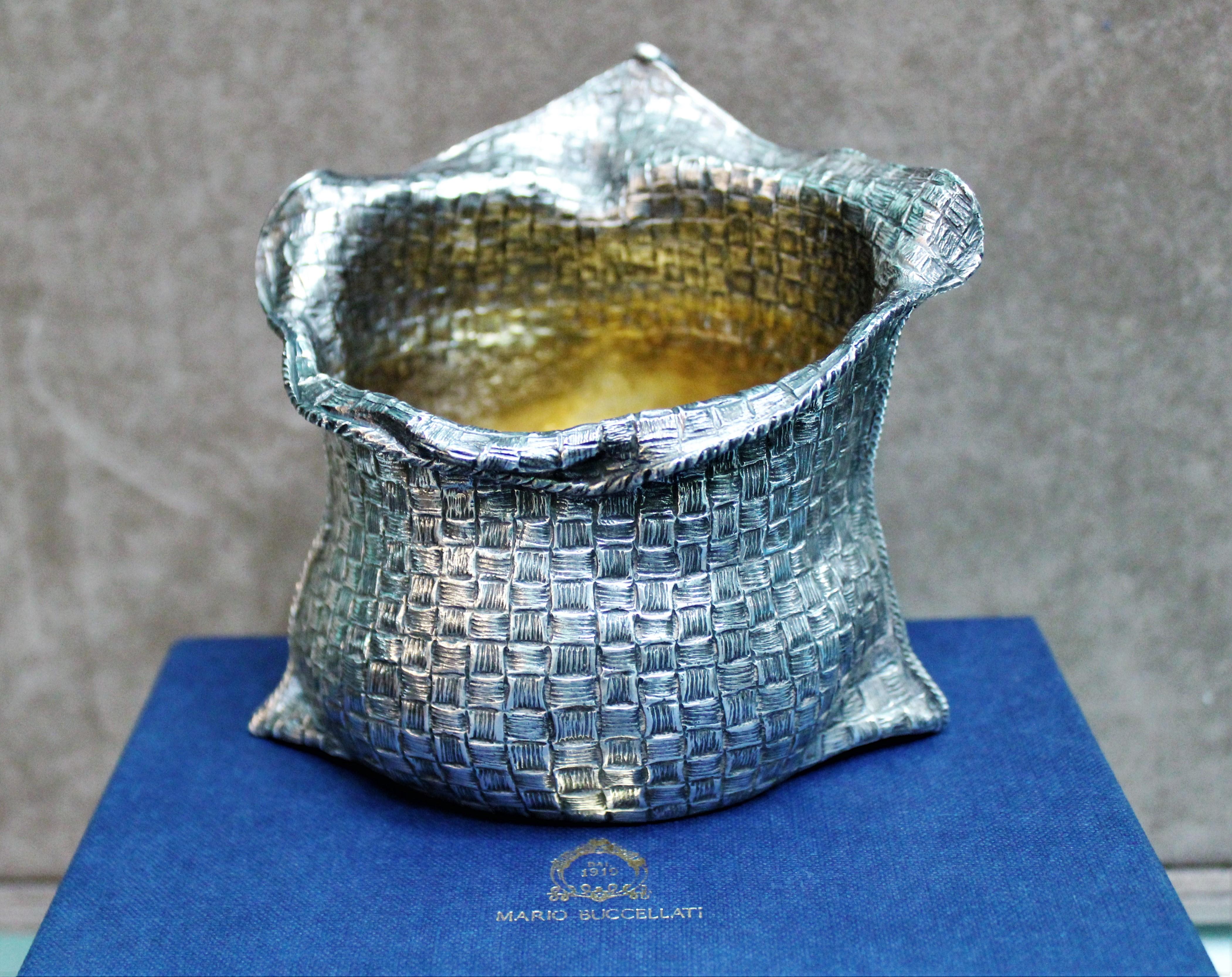 Wonderful sterling silver Mario Buccellati centerpiece with vermeil inside.

Mario Buccellati is the most important italian silversmith and brand of all times.

Entirely engraved and embossed by hand by Ilario Pradella for Mario Buccellati in