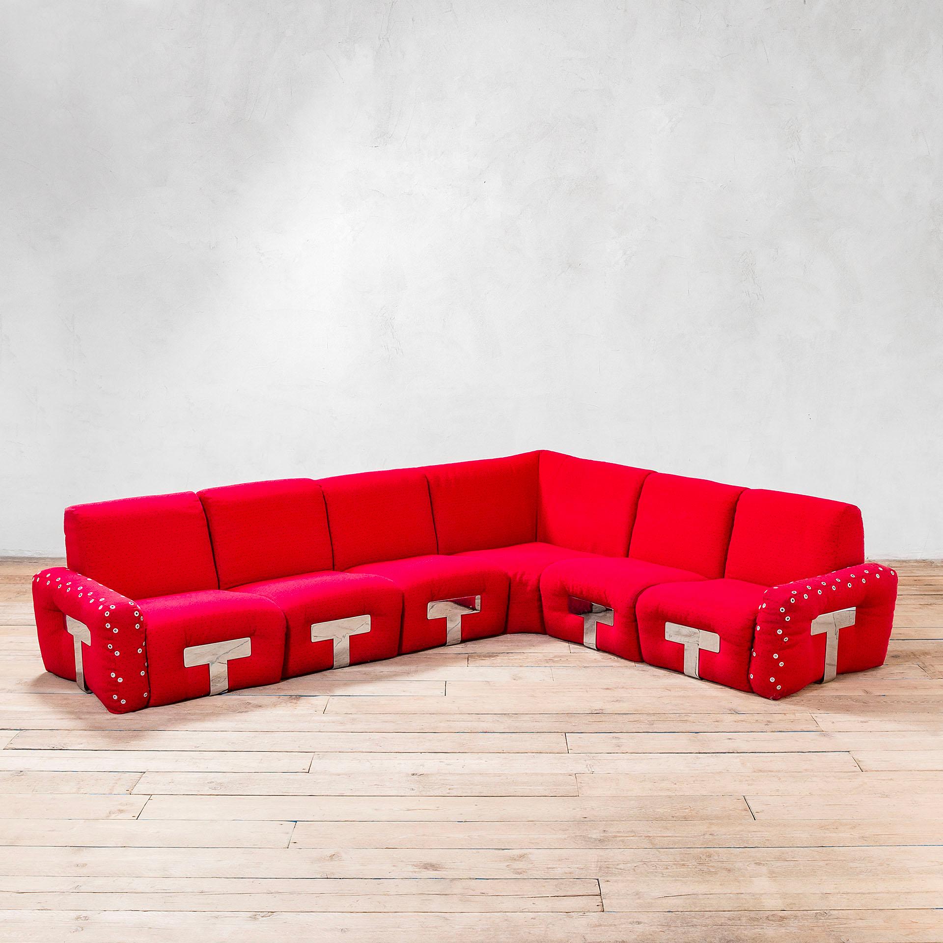 Mario Sabot es conocido por sus distintivas piezas de mobiliario, a menudo hechas de metal y diseñadas con sumo cuidado. También trabajamos con muchos diseñadores, como por ejemplo Willy Rizzo.
Aquí tenemos un sofá angular modelo Mais Mais con