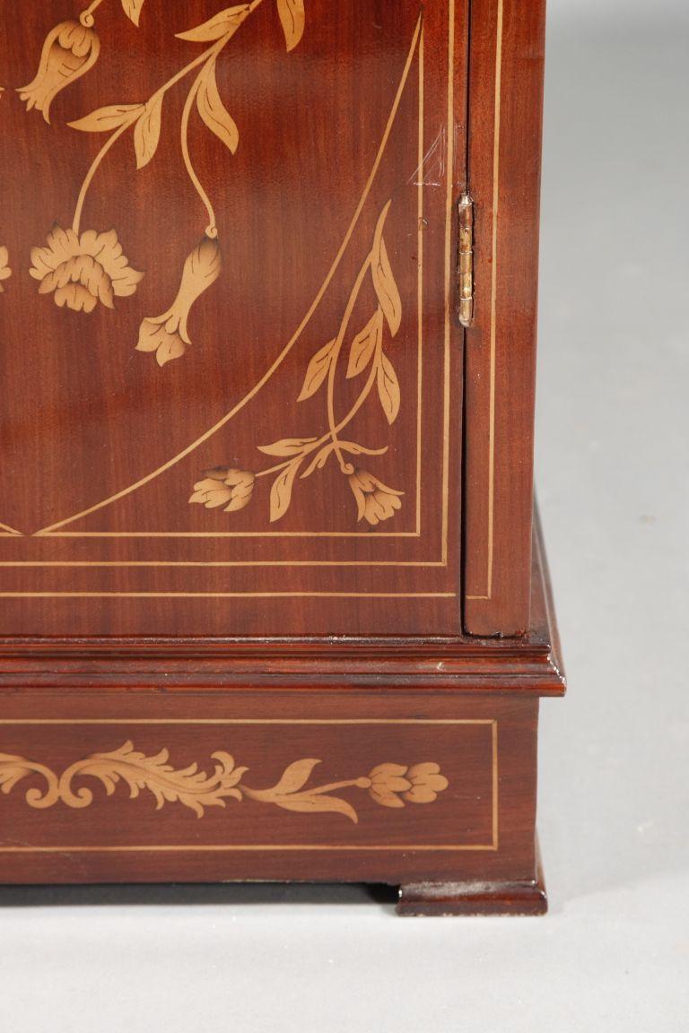 Marketerie-Vitrine/Schrank aus dem 20. Jahrhundert im niederländischen Biedermeier-Stil im Angebot 5