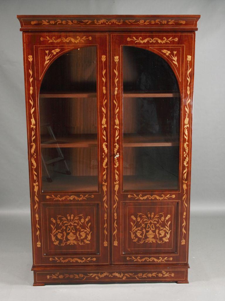 Marketerie vitrine/cabinet in the Dutch Biedermeier style

Mahogany and maple on softwood. High-rectangular, two-door, three-quarter glazed corpus. Slightly protruding profile gable. Three-sided classicist maple marquetry. Inside three shelves.