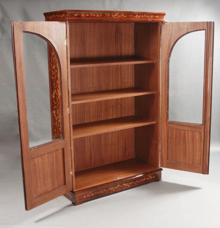 Marketerie-Vitrine/Schrank aus dem 20. Jahrhundert im niederländischen Biedermeier-Stil im Angebot 3