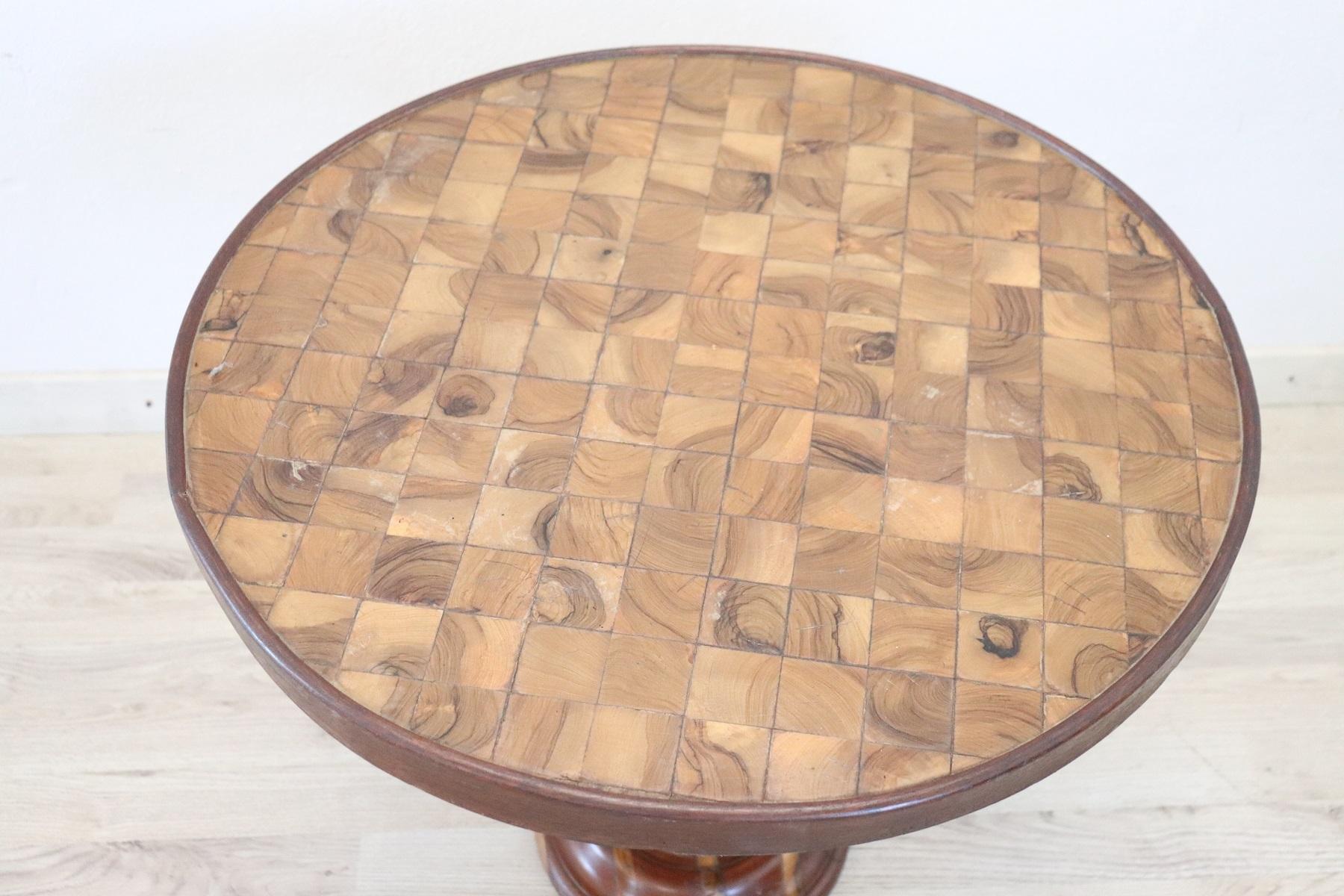 Marqueterie Table d'appoint ou table de canapé ronde en marqueterie en bois du XXe siècle en vente