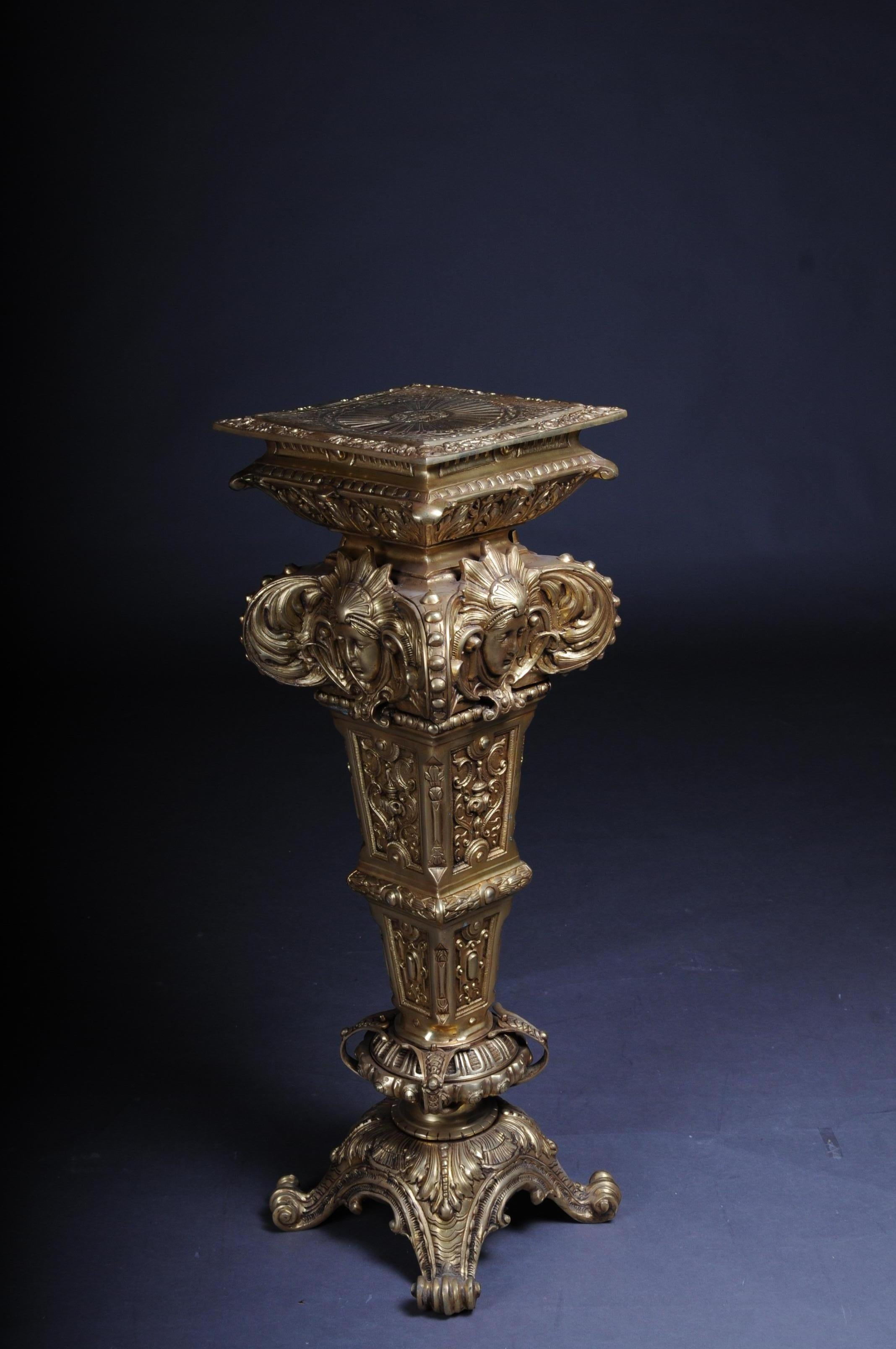 Massive finely engraved bronze casting. With richly structured, strongly ornamented. Ending the pillar on four volute-shaped legs. Under the doubly stepped, finely chiselled cover plate are all-round, fully plastic female masks. Very difficult and