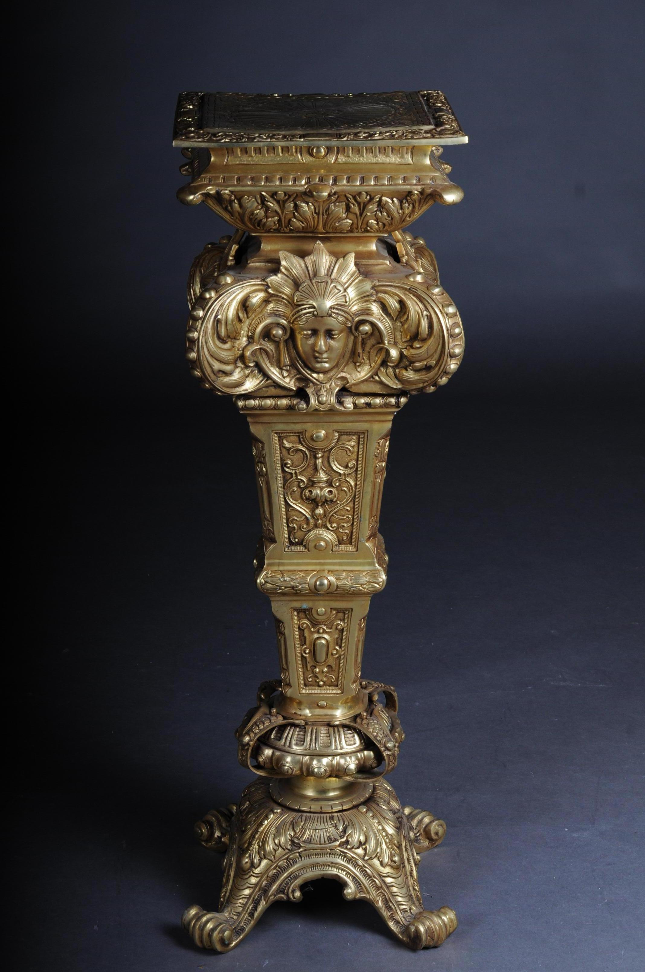 Massive finely engraved bronze casting. With richly structured, strongly ornamented. Ending the pillar on four volute-shaped legs. Under the doubly stepped, finely chiseled cover plate are all-round, fully plastic female masks. Very difficult and