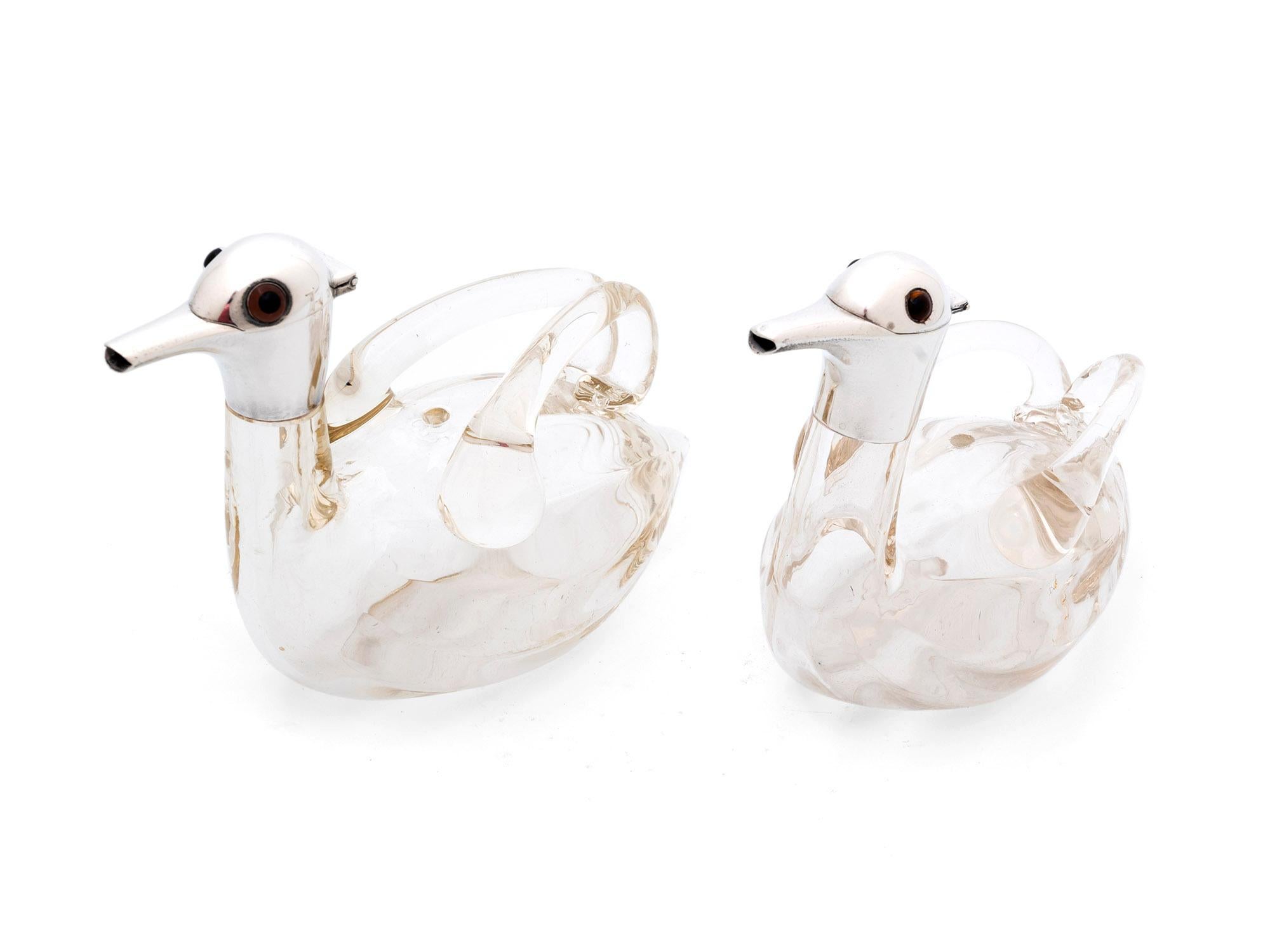 Britannique Paire de carafes à canard en verre appariées du 20e siècle en vente