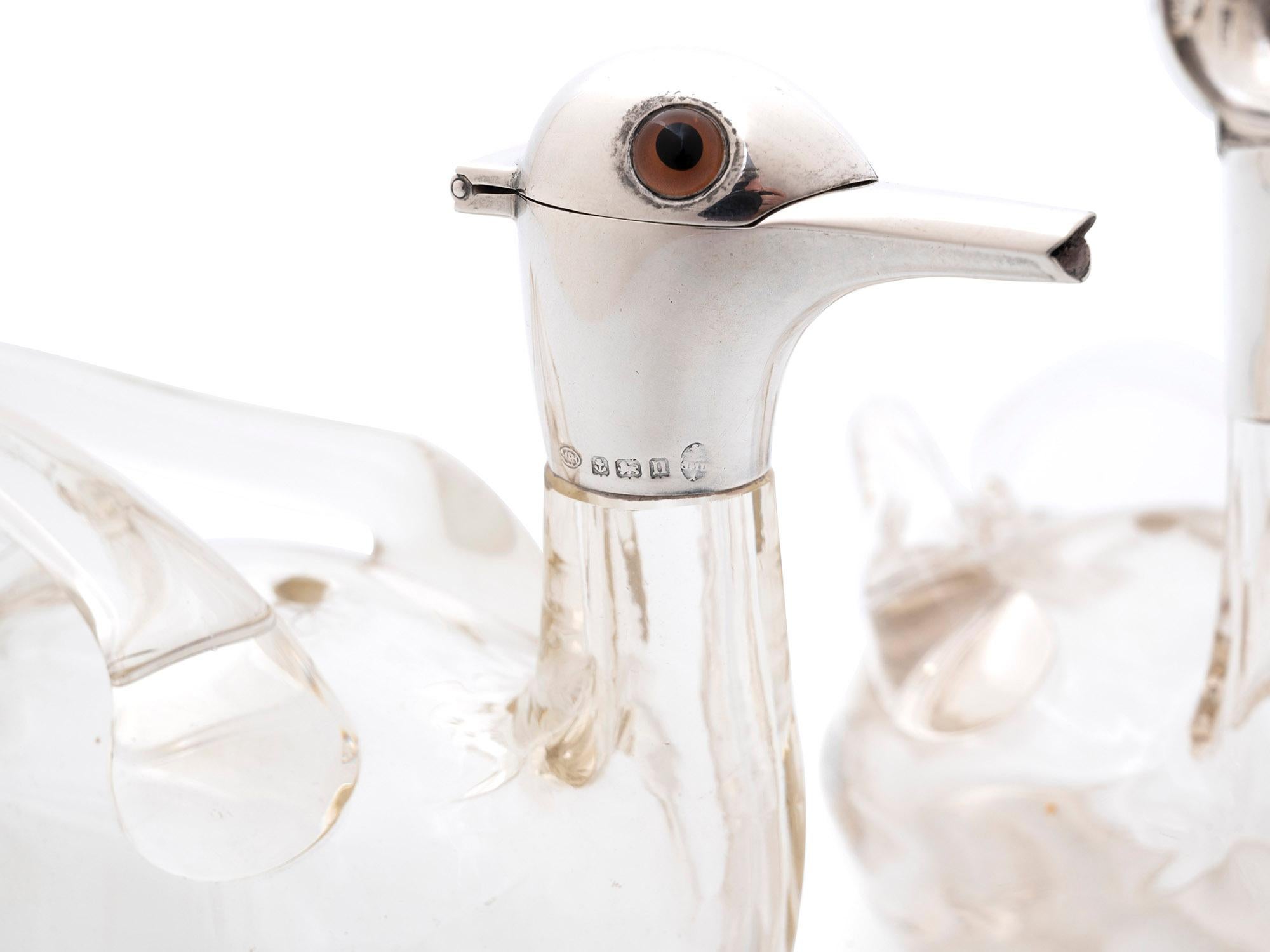 Argent Paire de carafes à canard en verre appariées du 20e siècle en vente
