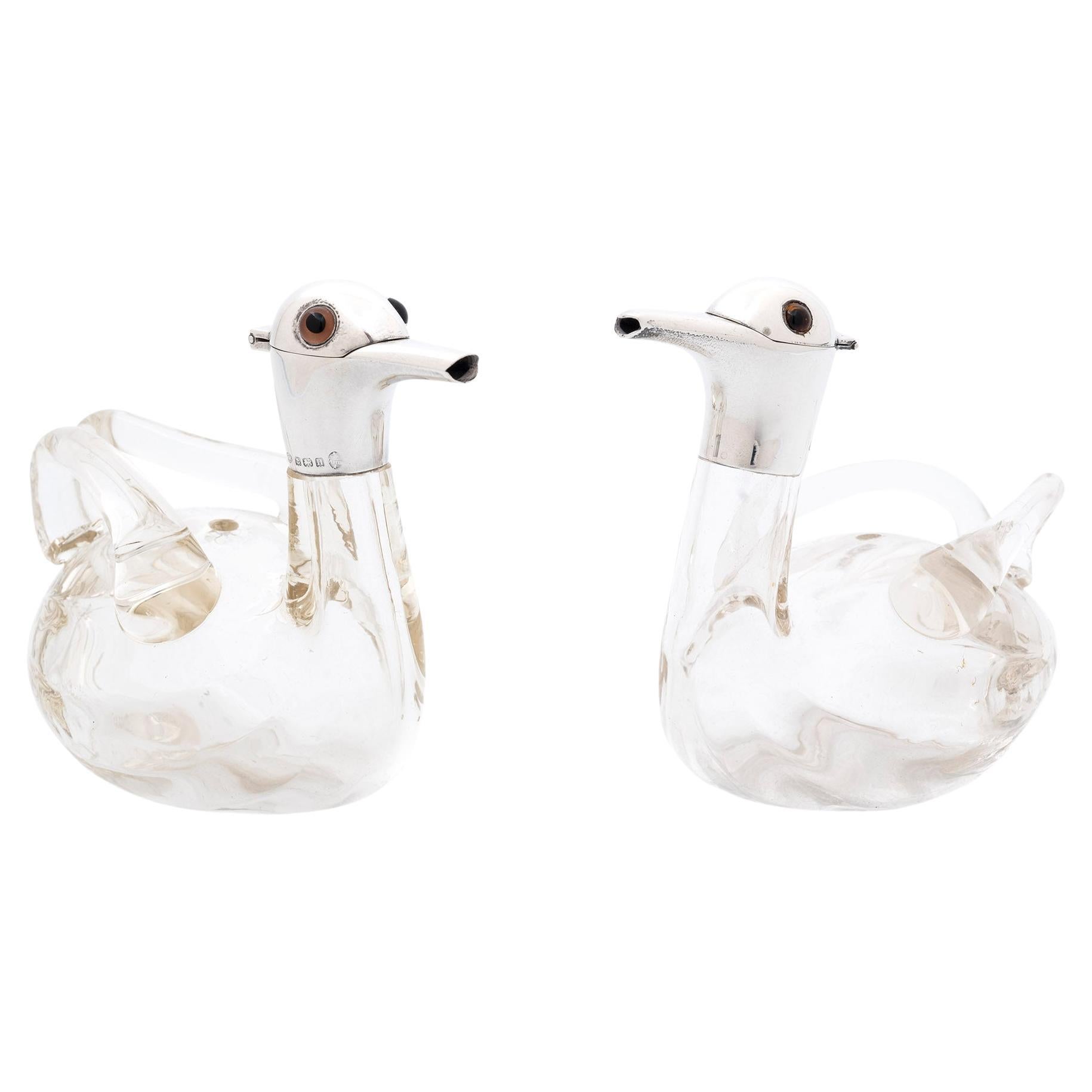 20. Jahrhundert Abgestimmtes Paar von Glas Ente Dekanter im Angebot