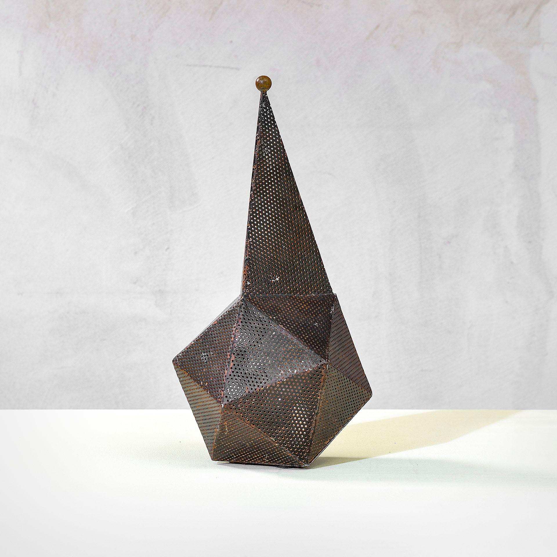 Voici le modèle de lampe de table 'Bagdad' conçu par Mathieu Mategot vers 1950, en acier perforé et en laiton. 
En bon état, entièrement d'origine et fonctionnel, patine du temps. 

Publié dans : 
Patrick Favarin, 