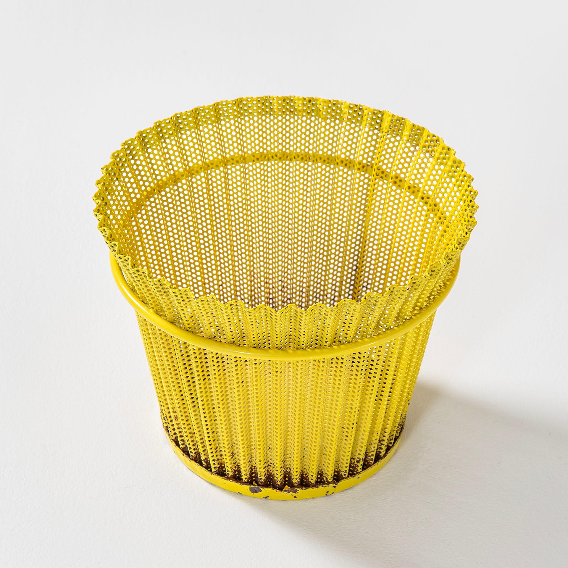 20. Jahrhundert Mathieu Matégot Gelbe Blumenvase aus lackiertem Metall für Gubi, 50er Jahre (Moderne der Mitte des Jahrhunderts) im Angebot