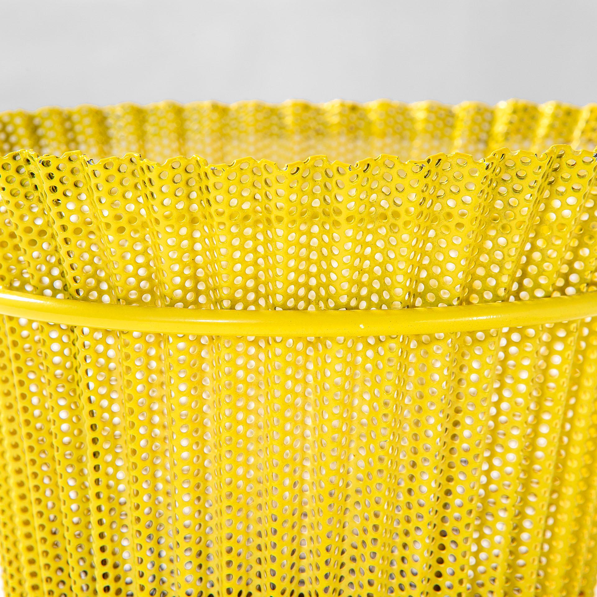 20. Jahrhundert Mathieu Matégot Gelbe Blumenvase aus lackiertem Metall für Gubi, 50er Jahre im Angebot 1
