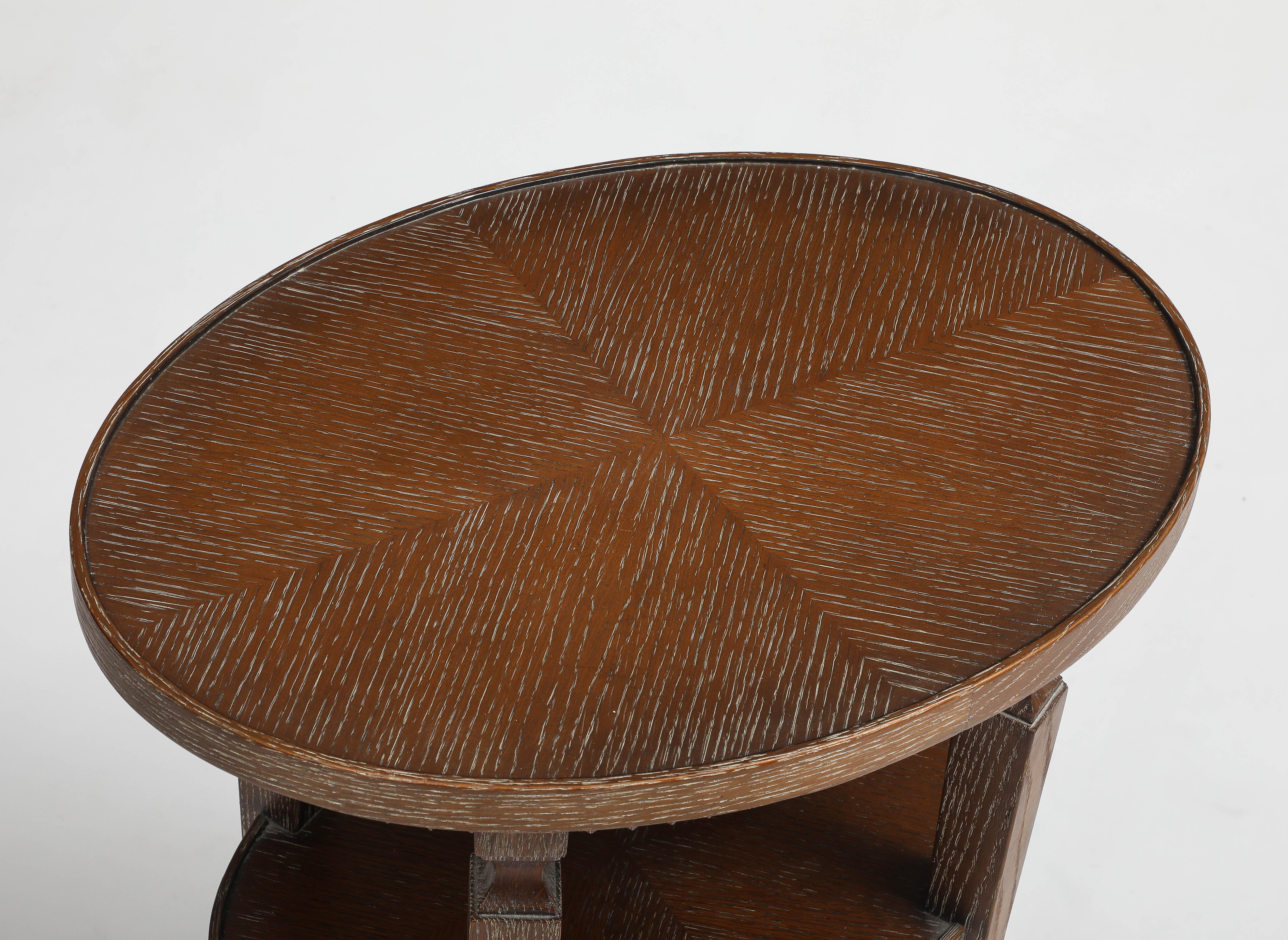 Table d'appoint ovale du 20e siècle en chêne cérusé par Mattaliano. 

L'étagère inférieure mesure 14,5