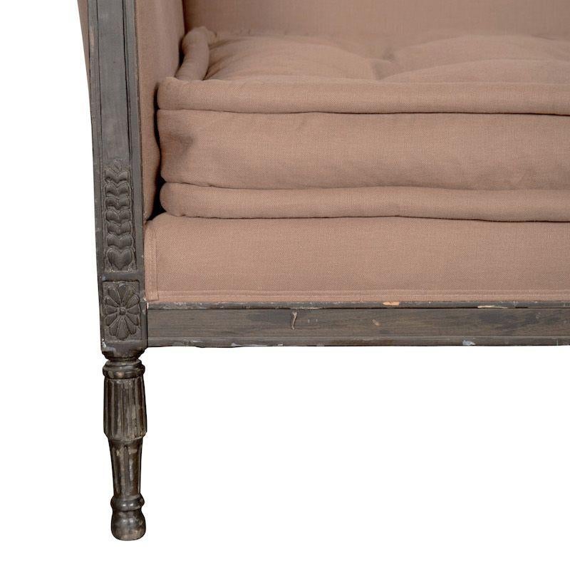 Un joli canapé vintage en lin avec un cadre en bois foncé. Le lin mauve ajoute une subtile touche de couleur et une ambiance vintage chaleureuse, qui est renforcée par le coussin boutonné. Le cadre en bois foncé est en état d'origine et présente de