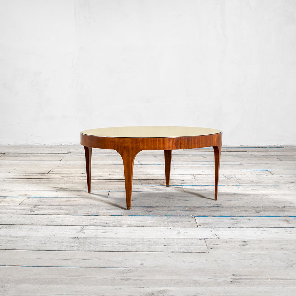 Couchtisch, entworfen 1958 von dem großen Glasmeister Max Ingrand für Fontana Arte. 
Der Tisch hat eine Struktur aus Holz und die runde Platte besteht aus einem gebogenen, verspiegelten optischen Glas an der Unterseite und einem geschliffenen Glas,
