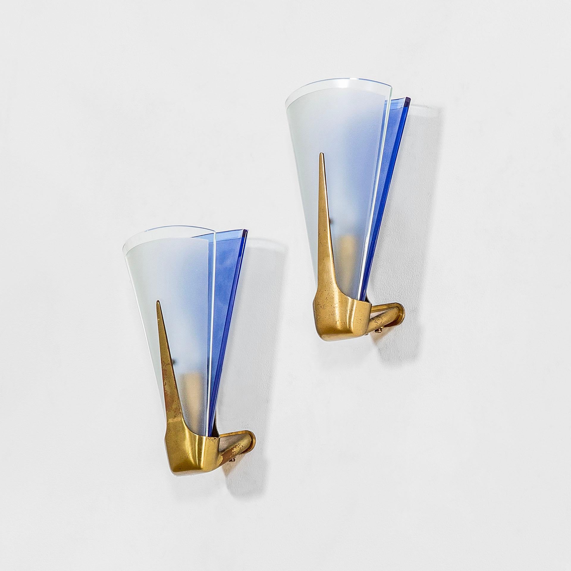 Italian 20th Century Max Ingrand Pair of Blue Wall Lamps in Crystal for Fontana Art, 50s For Sale