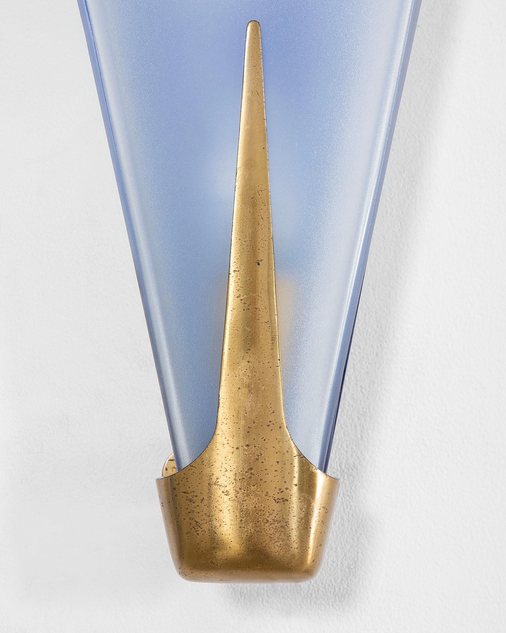 20. Jahrhundert Max Ingrand Ein Paar blaue Wandlampen aus Kristall für Fontana Art, 50er Jahre (Mitte des 20. Jahrhunderts) im Angebot