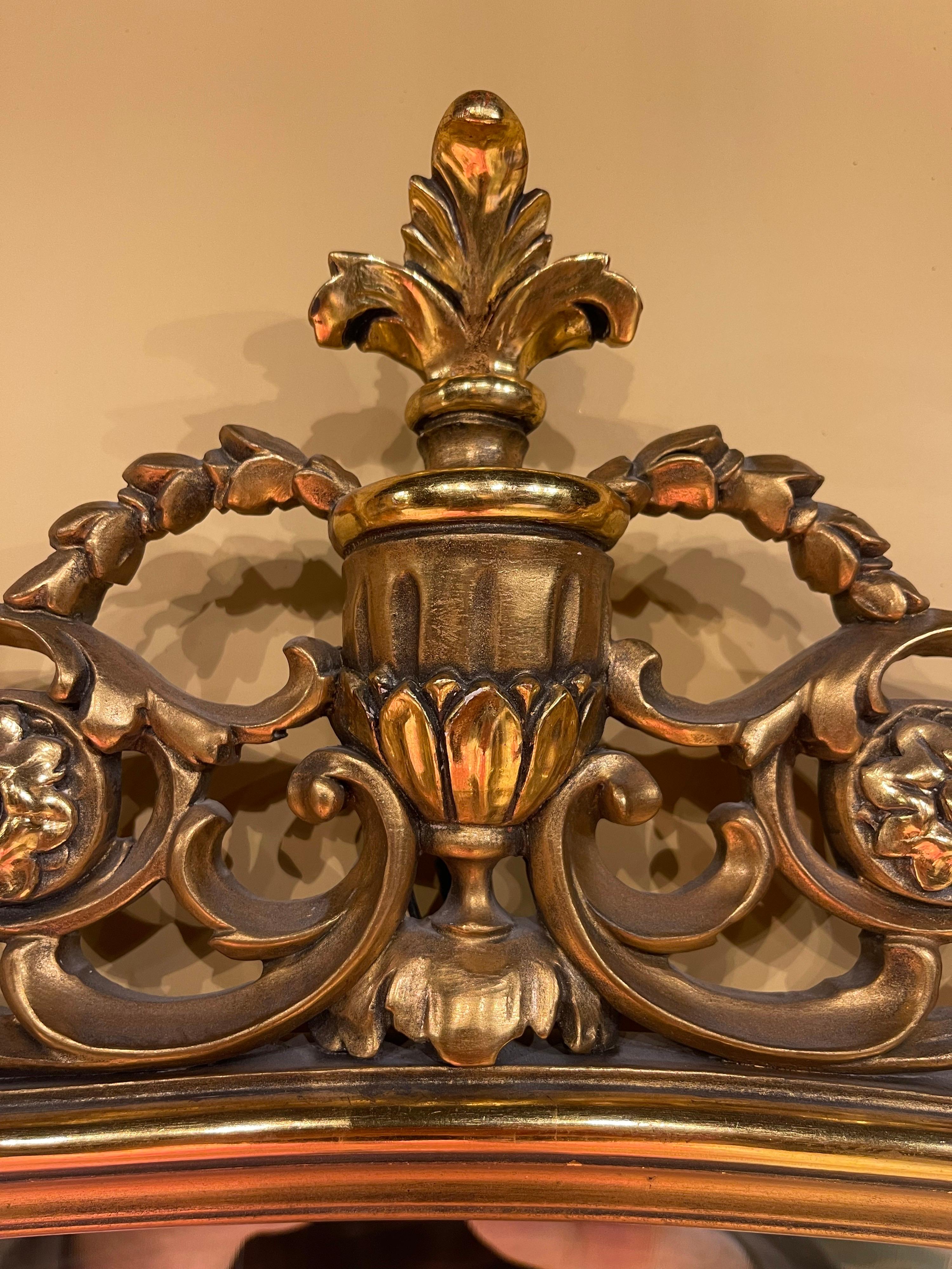 miroir Louis XVI en forme de médaillon, 20ème siècle

Cadre de miroir en bois richement sculpté et doré à la feuille. Sculpture très élaborée réalisée à la main.