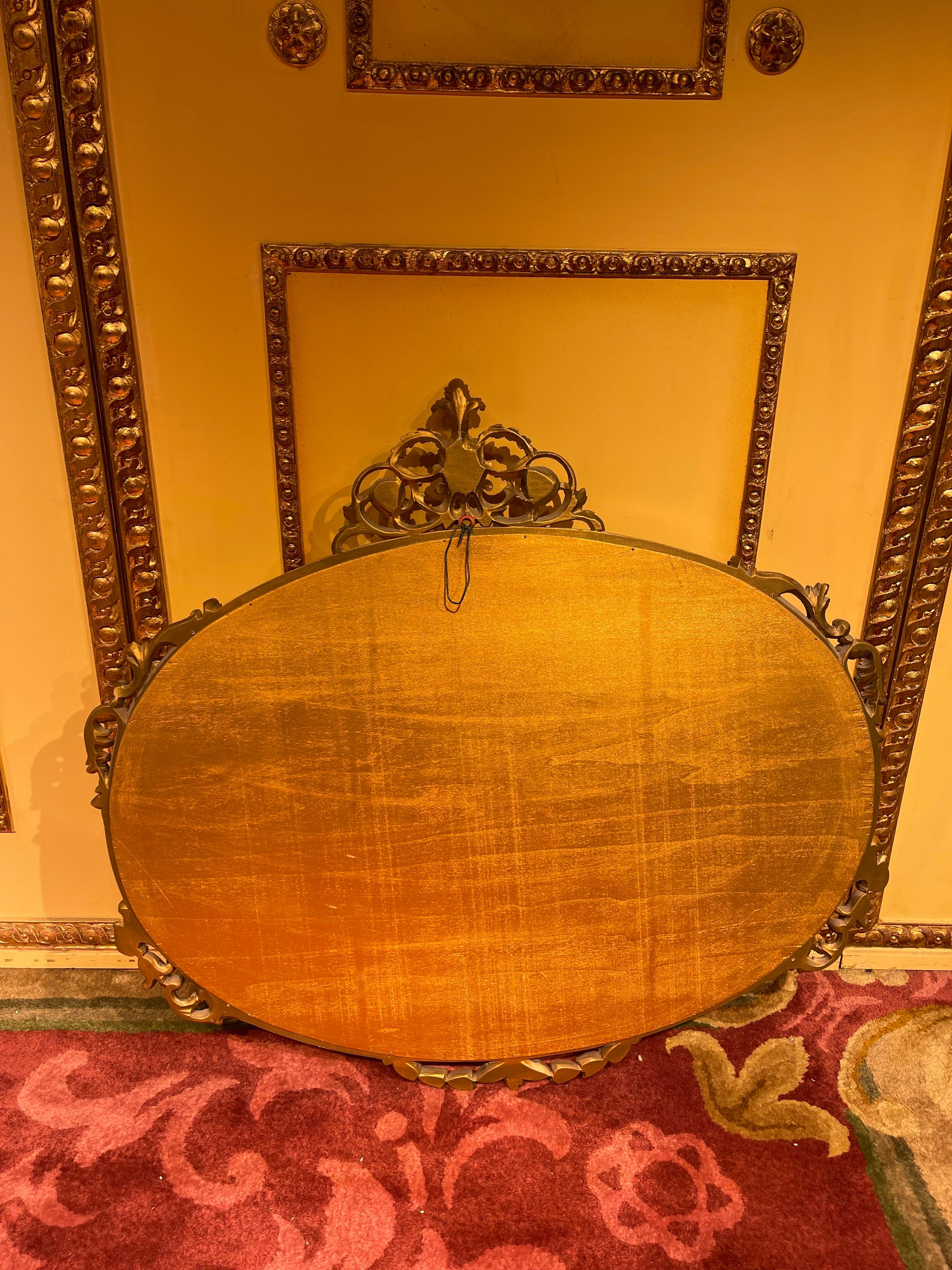Miroir Louis XVI en forme de médaillon du XXe siècle en vente 3