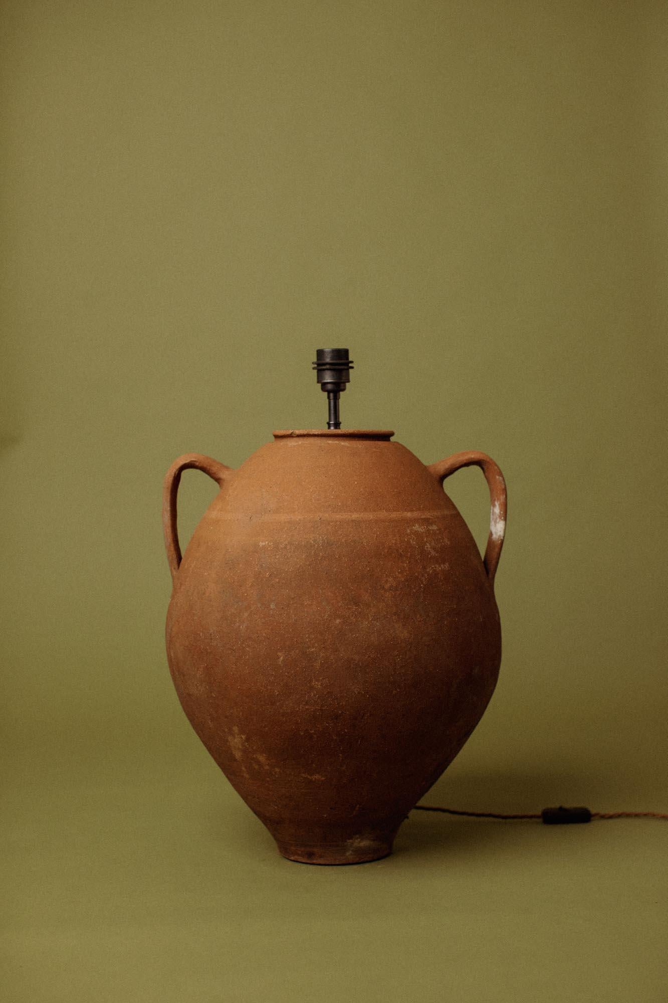 Turc Lampe de table méditerranéenne en terre cuite du 20e siècle, fabriquée à la main en vente