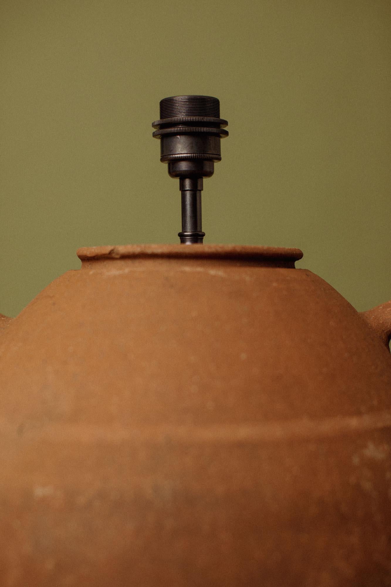 Lampe de table méditerranéenne en terre cuite du 20e siècle, fabriquée à la main Bon état - En vente à London, GB