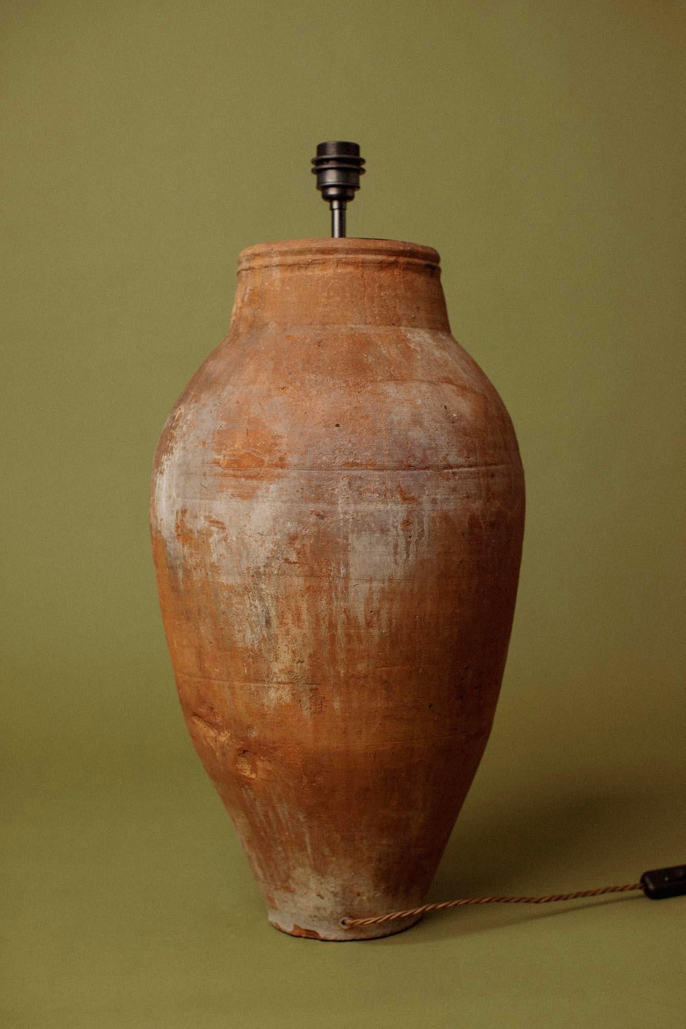 Turc Lampe de table méditerranéenne du 20e siècle en jarre de terre cuite fabriquée à la main en vente