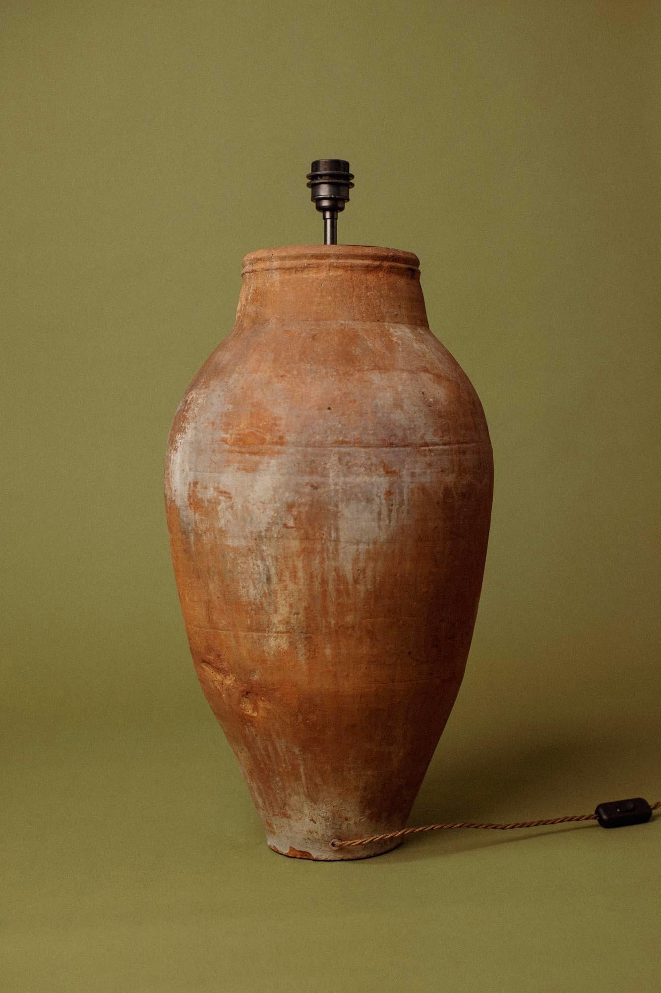 Sculpté à la main Lampe de table méditerranéenne du 20e siècle en jarre de terre cuite fabriquée à la main en vente