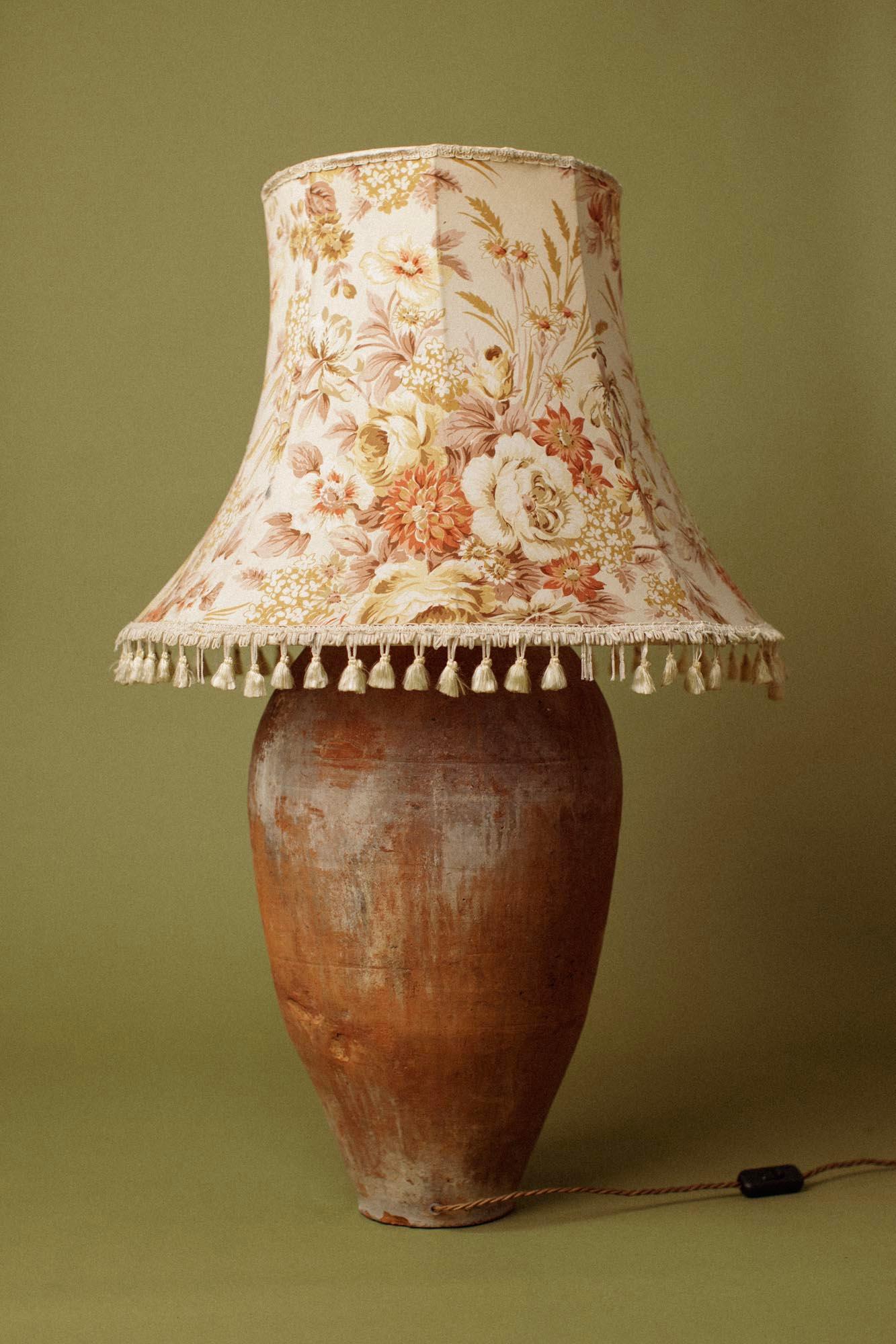 Milieu du XXe siècle Lampe de table méditerranéenne du 20e siècle en jarre de terre cuite fabriquée à la main en vente