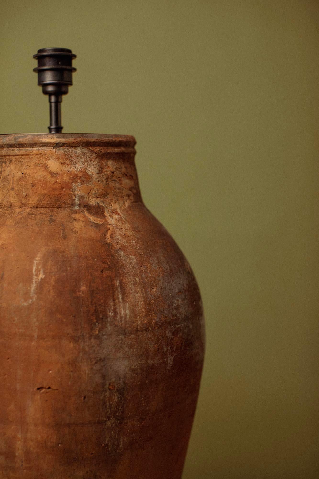 Lampe de table méditerranéenne du 20e siècle en jarre de terre cuite fabriquée à la main en vente 1