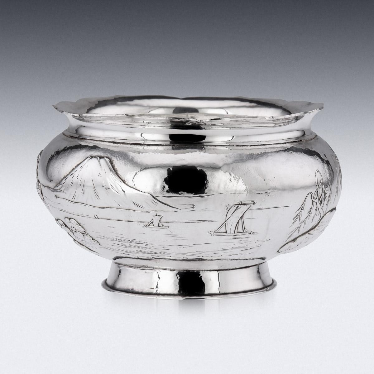 Japonais Bol de montagne Fuji en argent massif japonais de style Meiji du 20ème siècle, vers 1900 en vente