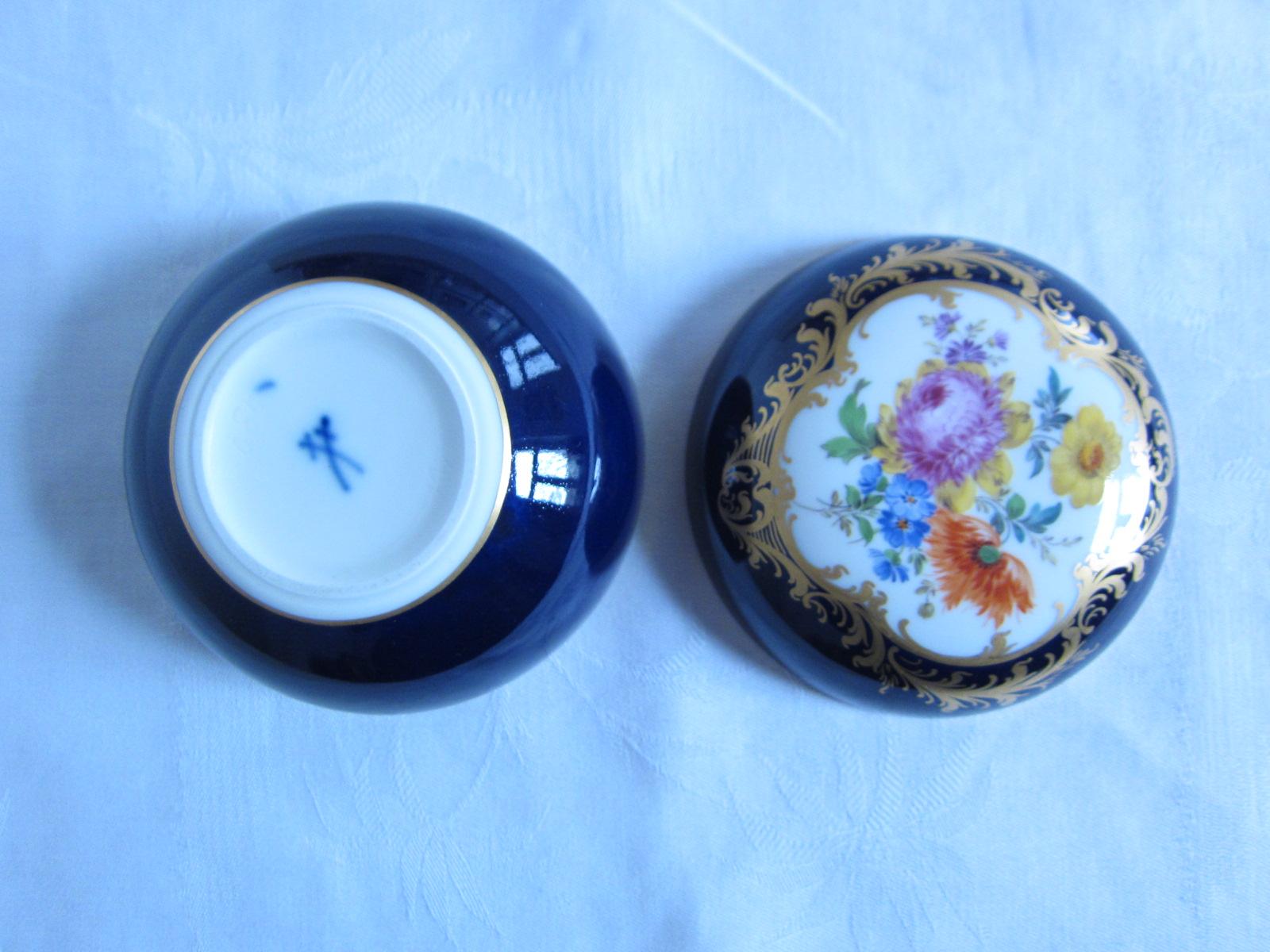 Peint à la main Boîte en porcelaine de Meissen du 20e siècle en vente
