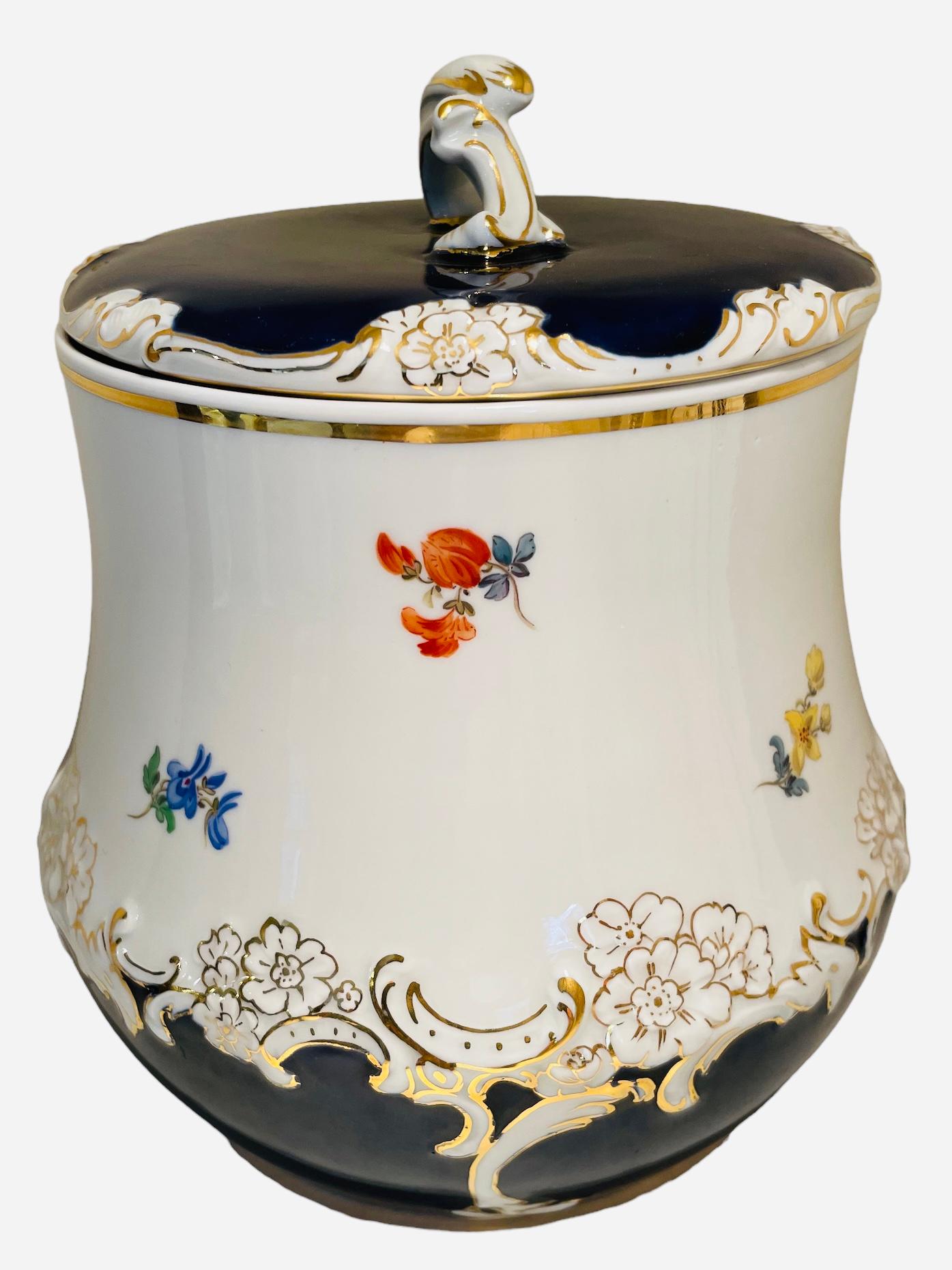20th Century Meissen Porcelain Cookie/Ginger Jar In Good Condition For Sale In Guaynabo, PR