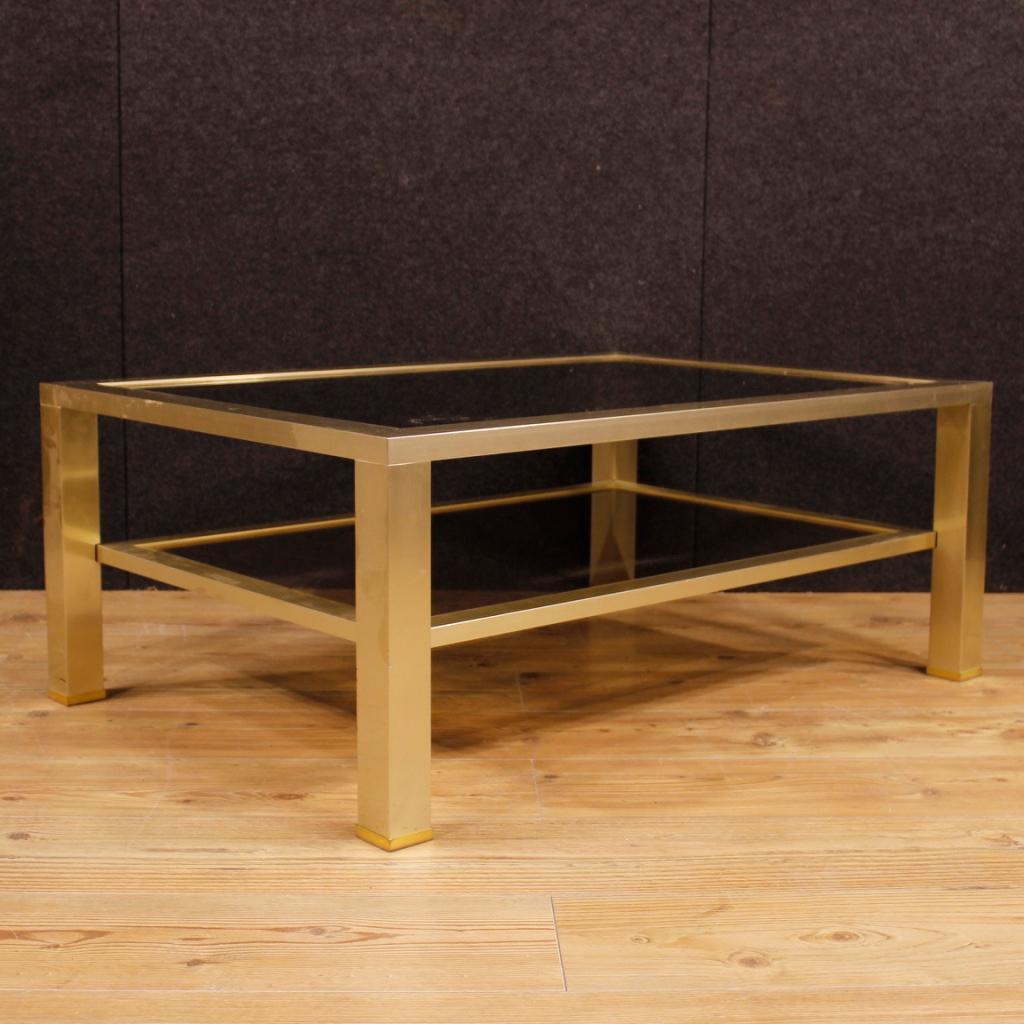 French design coffee table from the 1980s. Metal and opaque glass furniture of beautiful line and pleasant decor. Coffee table with two glass shelves that have several small scratches (see photo). Furniture ideal to be placed in a living room, of