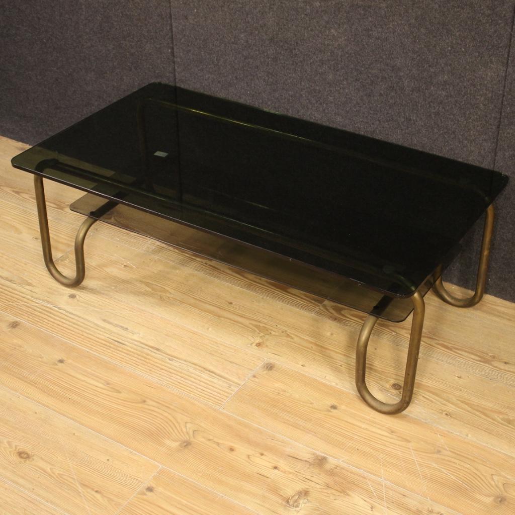 Italian design coffee table from the 1970s-1980s. Furniture in metal and opaque glass equipped with two shelves of good size and service (see photo). Glasses with old marks and scratches (see photo) larger glass with a small chipping in the corner.