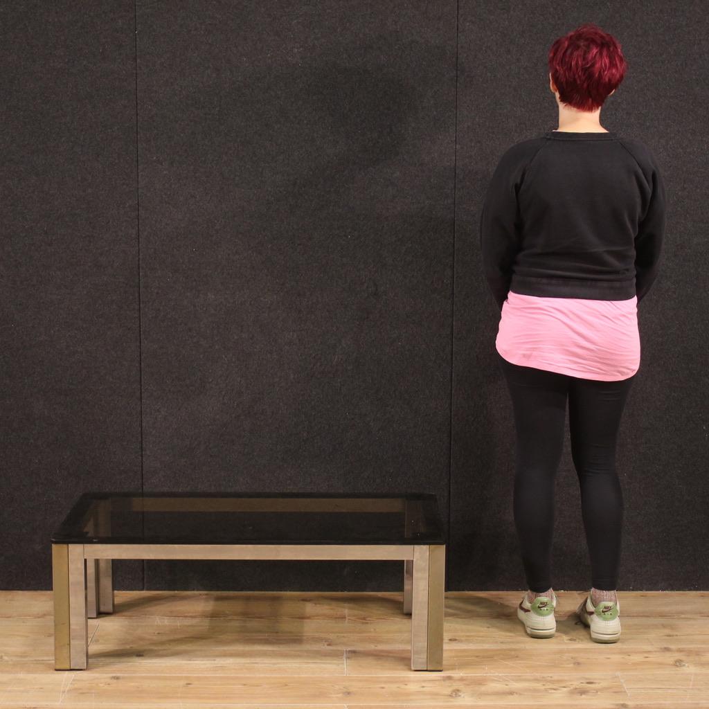 Couchtisch im italienischen Design aus den 70er Jahren. Verchromte Metallmöbel mit Rauchglasplatte mit schönen Linien und angenehmem Dekor. Couchtisch von ausgezeichneten Proportionen, für Antiquitätenhändler und Innenarchitekten. Top hat einige