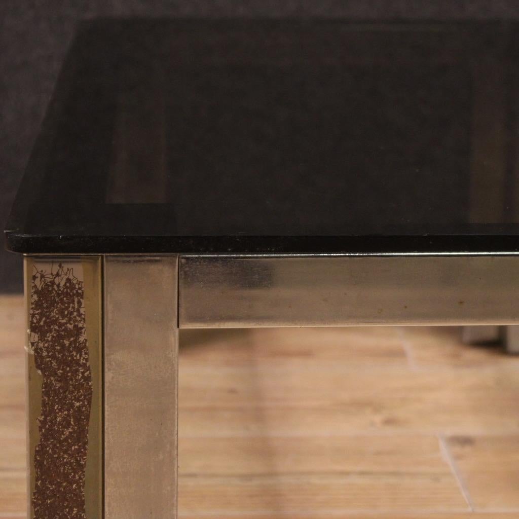 20. Jahrhundert Metall und Glasplatte italienisches Design Couchtisch, 1970 (Late 20th Century) im Angebot