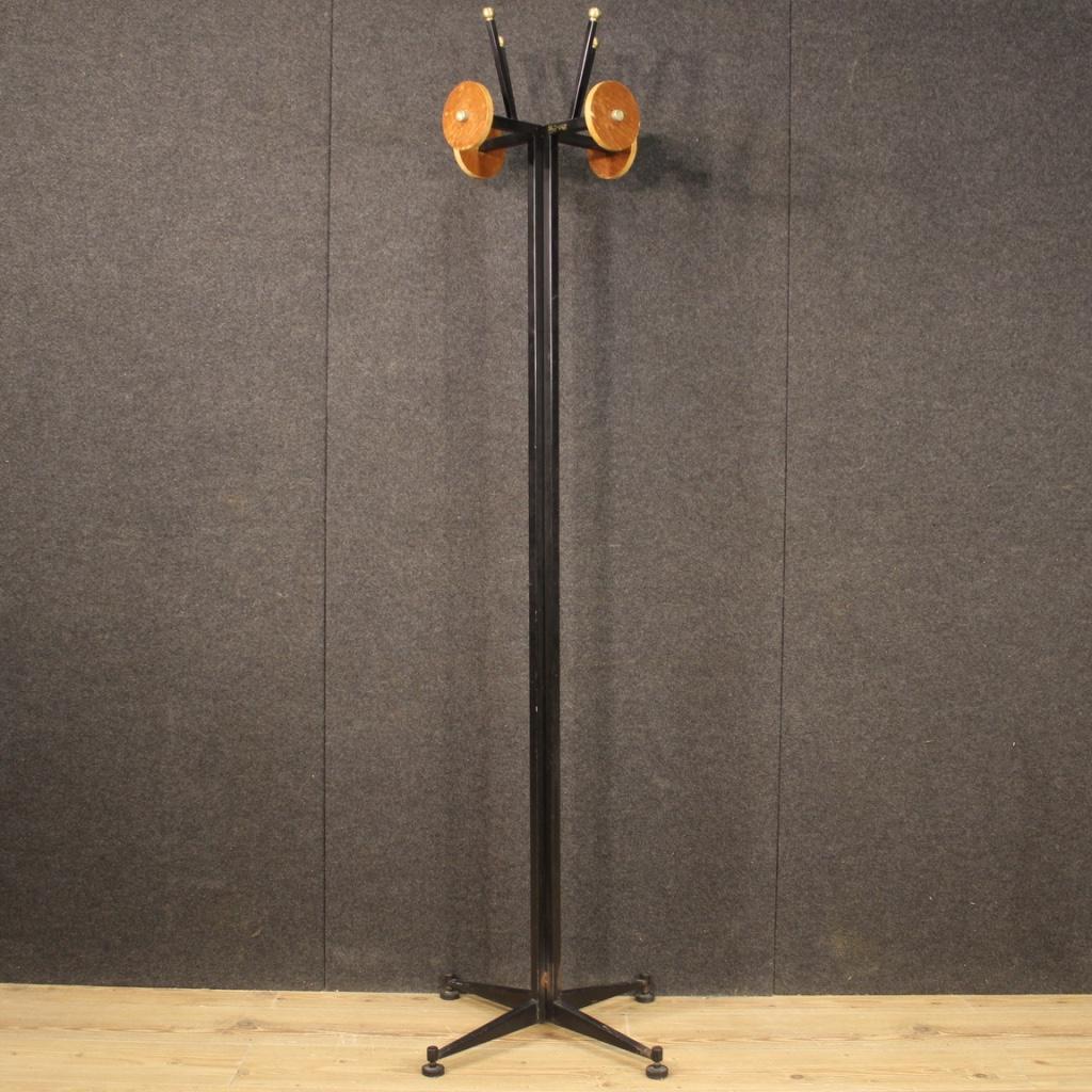 Italian coat rack from the 1970s-1980s. Furniture in metal, brass and multilayer wood of beautiful lines and pleasant decor. Office or hall coat hanger of excellent proportion for interior decorators and design furniture lovers. It has some small