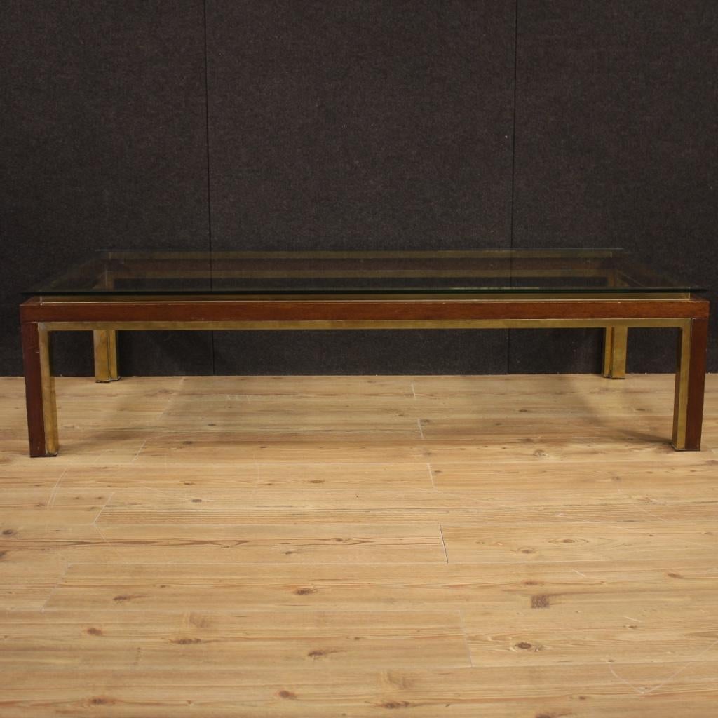 Large coffee table of Italian design from the 1970s. Metal, brass, burl and glass furniture of beautiful lines and pleasant decor. Excellent service table ideal to be placed in a living room. Glass top that shows some scratches and some small chips