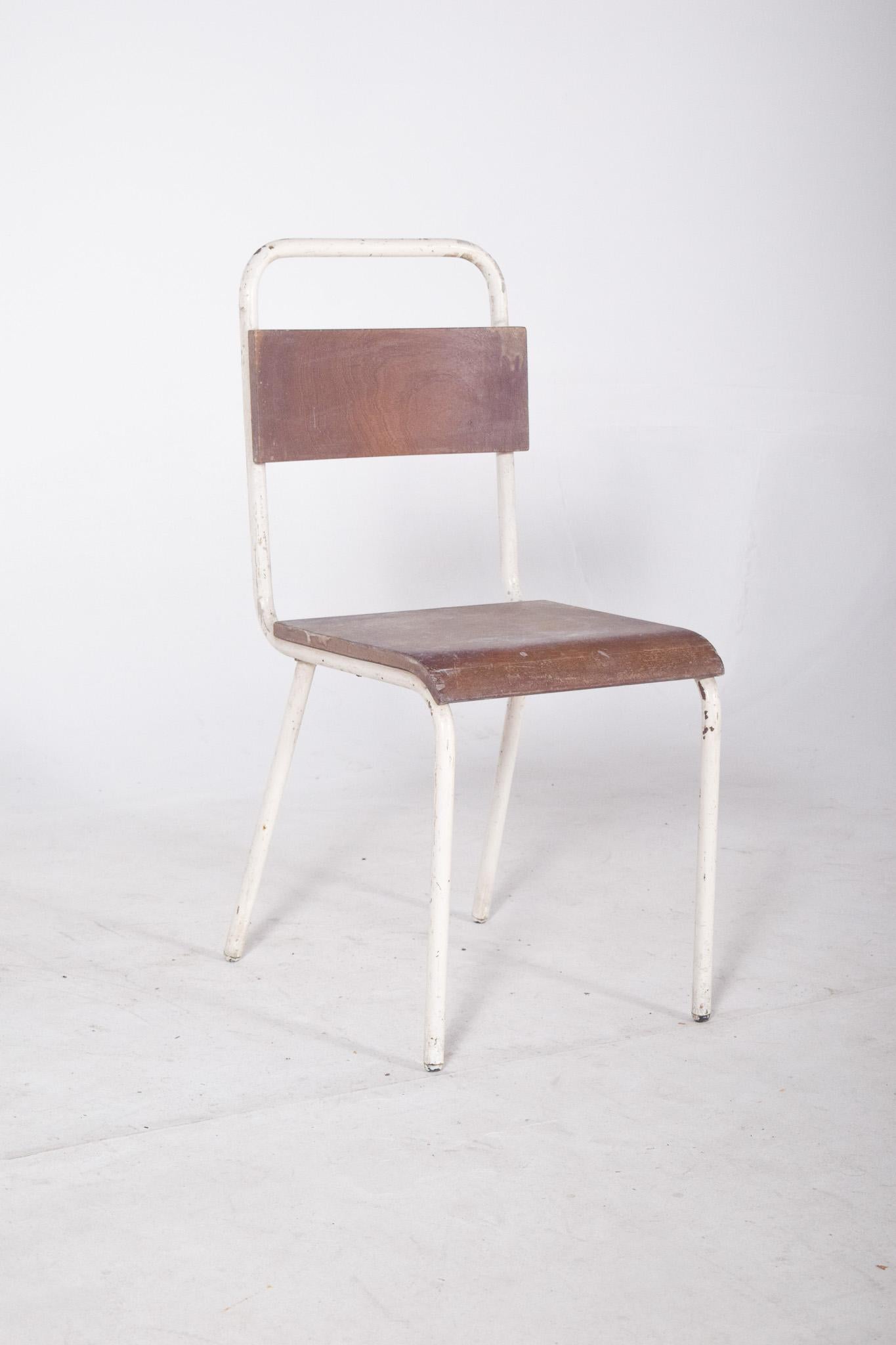 Chaise en métal, typique des institutions publiques. Cette chaise, typique des institutions publiques, notamment éducatives, du milieu du XXe siècle, présente une structure métallique tubulaire peinte en blanc ainsi qu'une assise et un dossier en