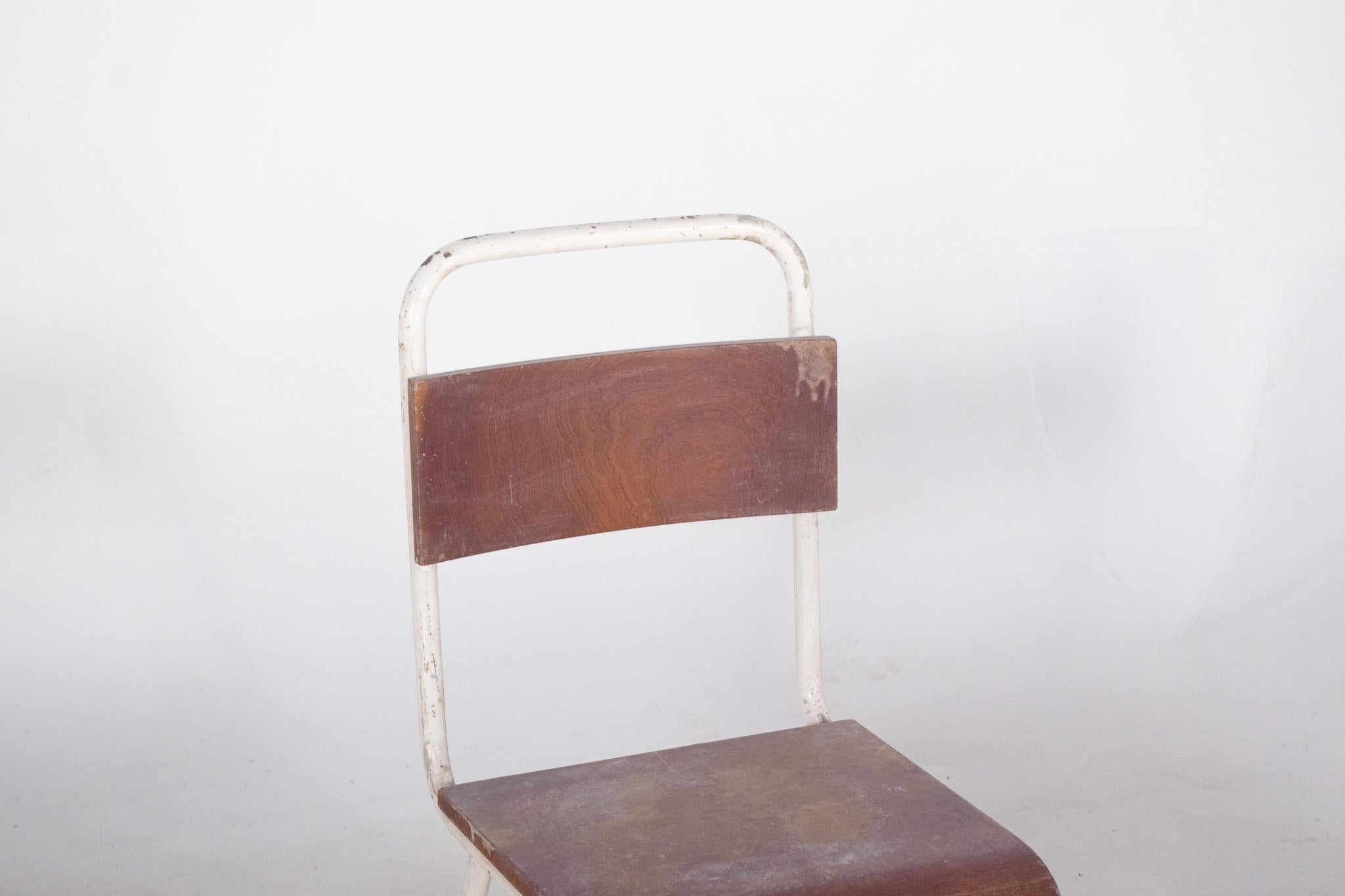 Mid-Century Modern Chaise en métal du 20e siècle typique des institutions publiques en vente