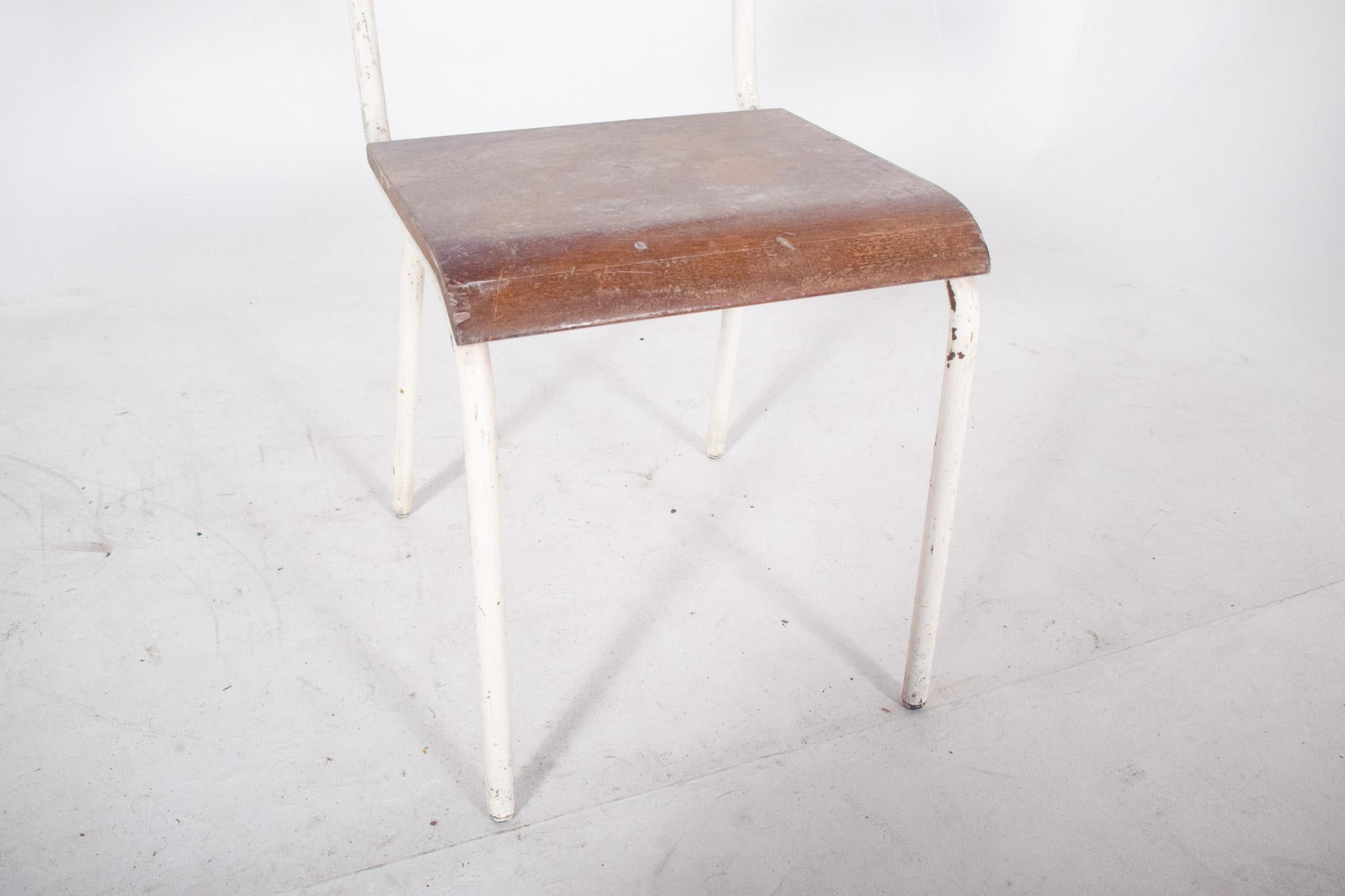 Métal Chaise en métal du 20e siècle typique des institutions publiques en vente