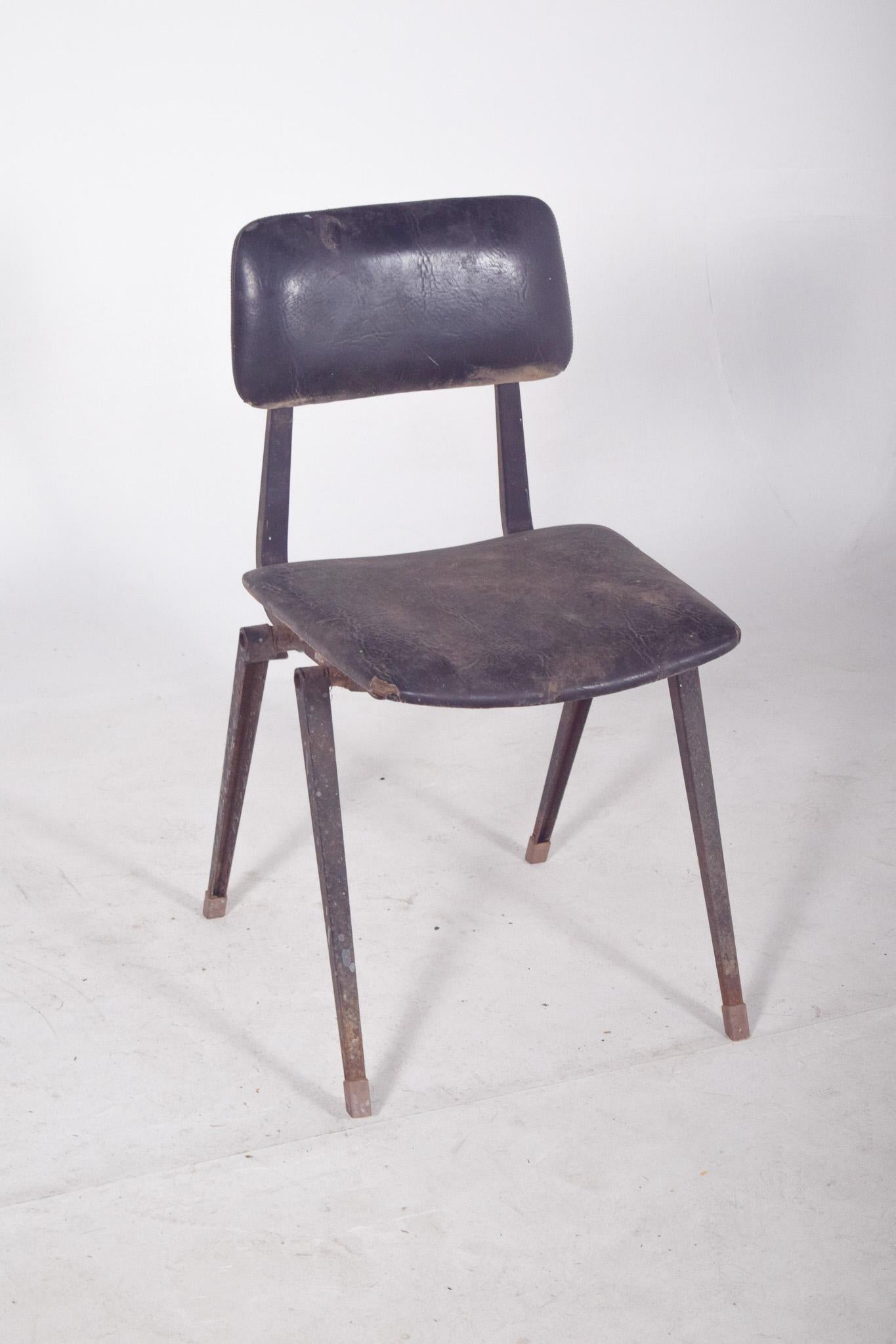 Sedia in metallo rivestita in nappa nera. Questa sedia da scuola o da ufficio con struttura in metallo e schienale imbottito, forse della seconda metà del XX secolo, ha gambe dritte e leggermente inclinate con punte di gomma alle estremità,