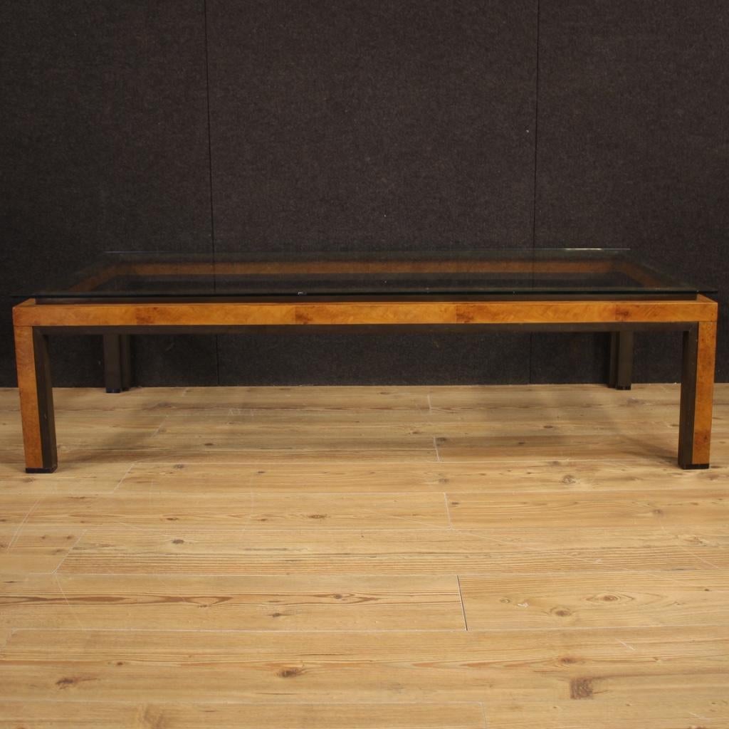 Large coffee table of Italian design from the 1970s. Furniture of metal, burl, brass, and glass of beautiful lines and pleasant decor. Excellent service table ideal to be placed in a living room. Glass top that has some scratches and some small