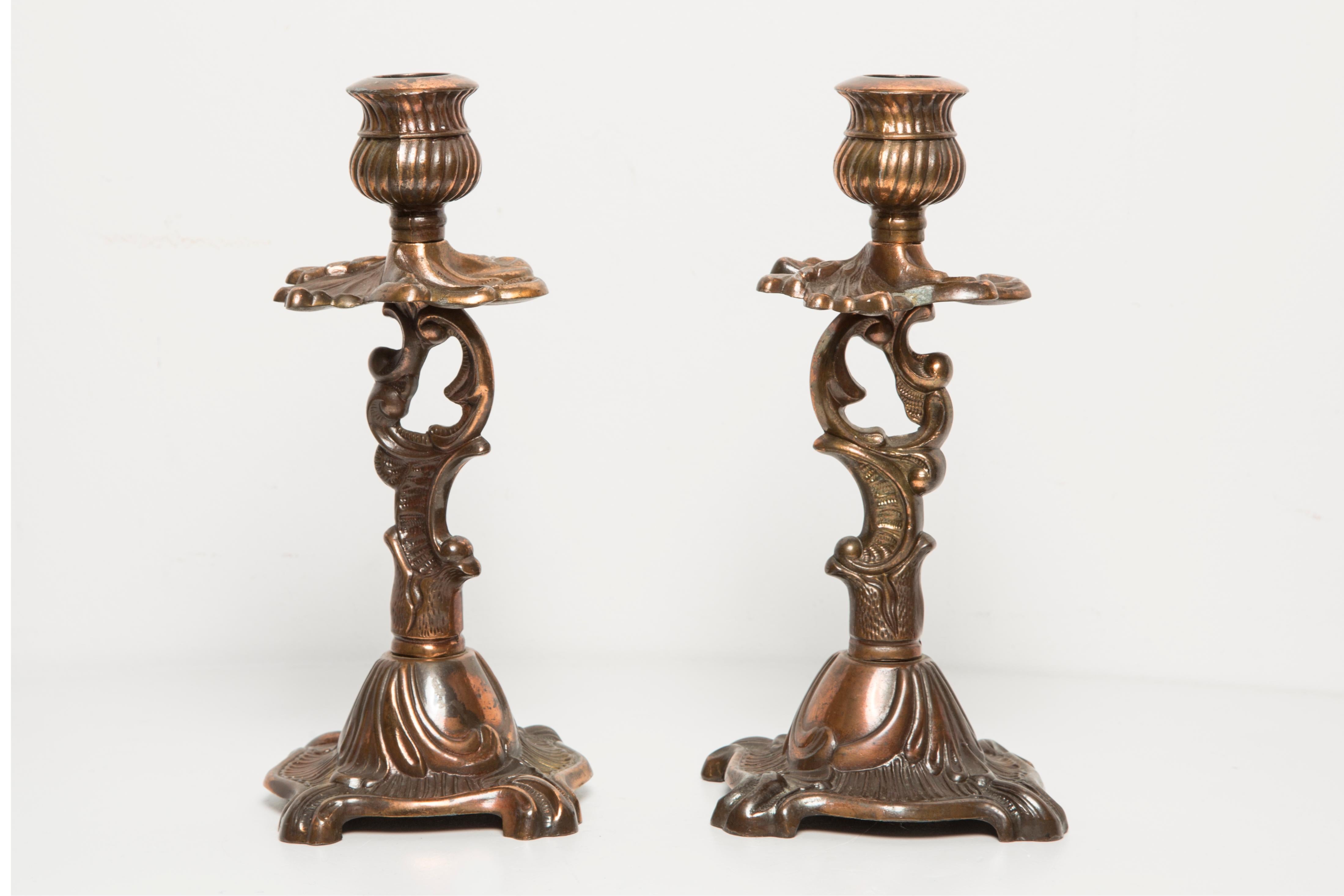 Candelabros modernos italianos de mediados de siglo, hacia 1960. Muy buen estado. No hay daños. De metal en color dorado. Bonita decoración y buen regalo. 
Sólo un juego único.