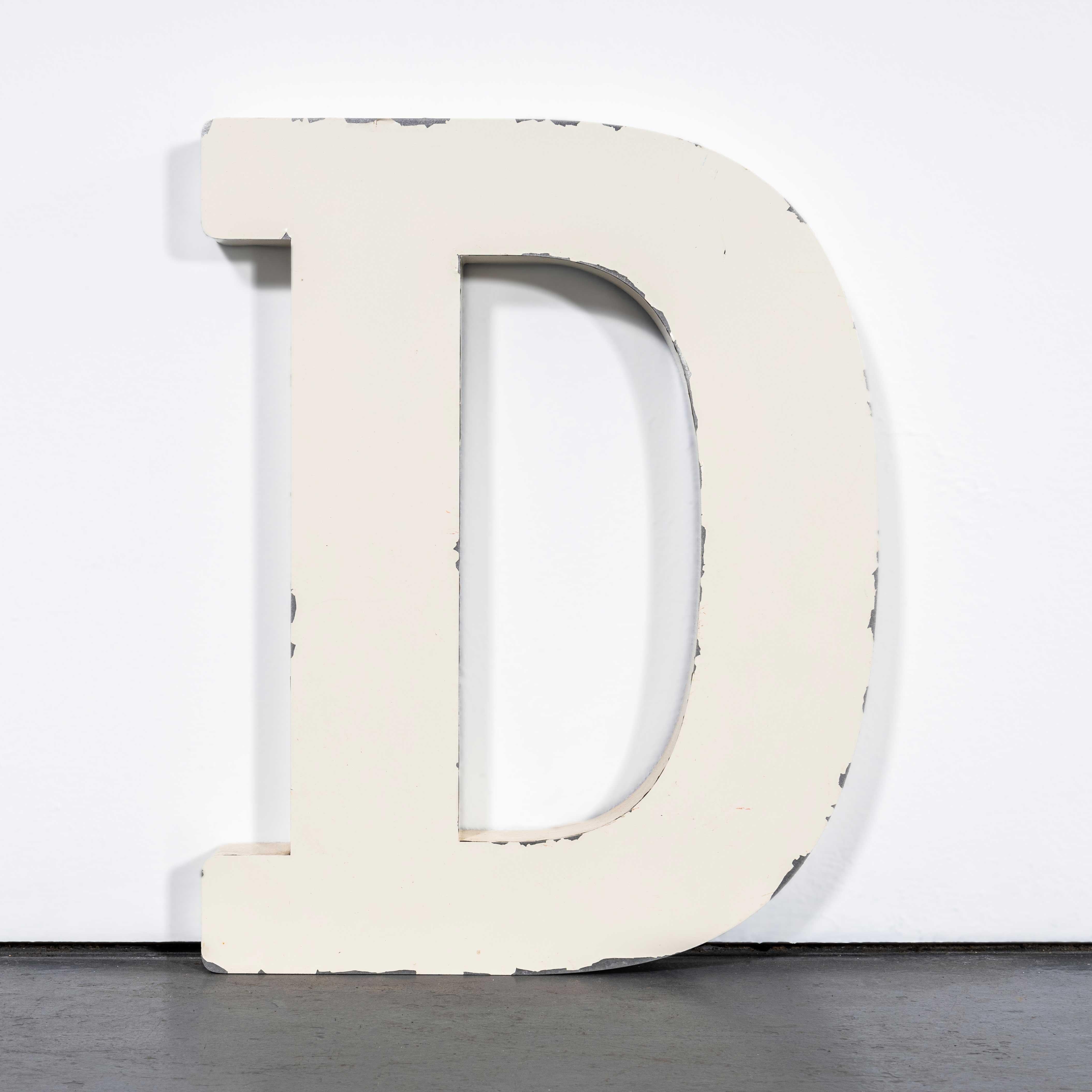 Lettre d'enseigne de magasin en métal du 20e siècle - D. 
Ce ne sont pas les lettres les plus anciennes, mais elles ont une belle police et une belle couleur, alors nous les avons prises. Fabriquées en métal zingué avec la peinture d'origine, elles