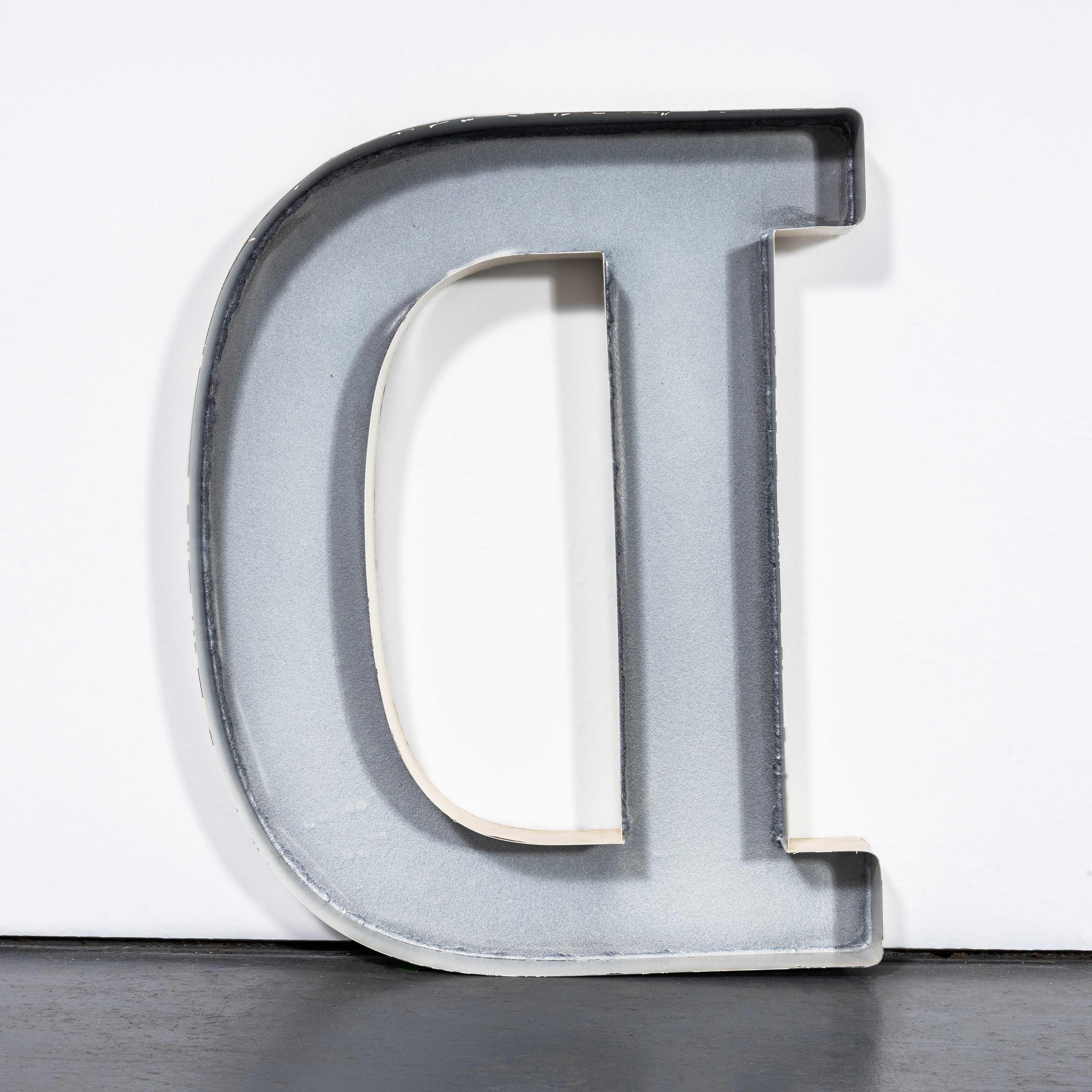 20ième siècle Letter de signalisation d'un grand magasin en métal du 20ème siècle - D en vente