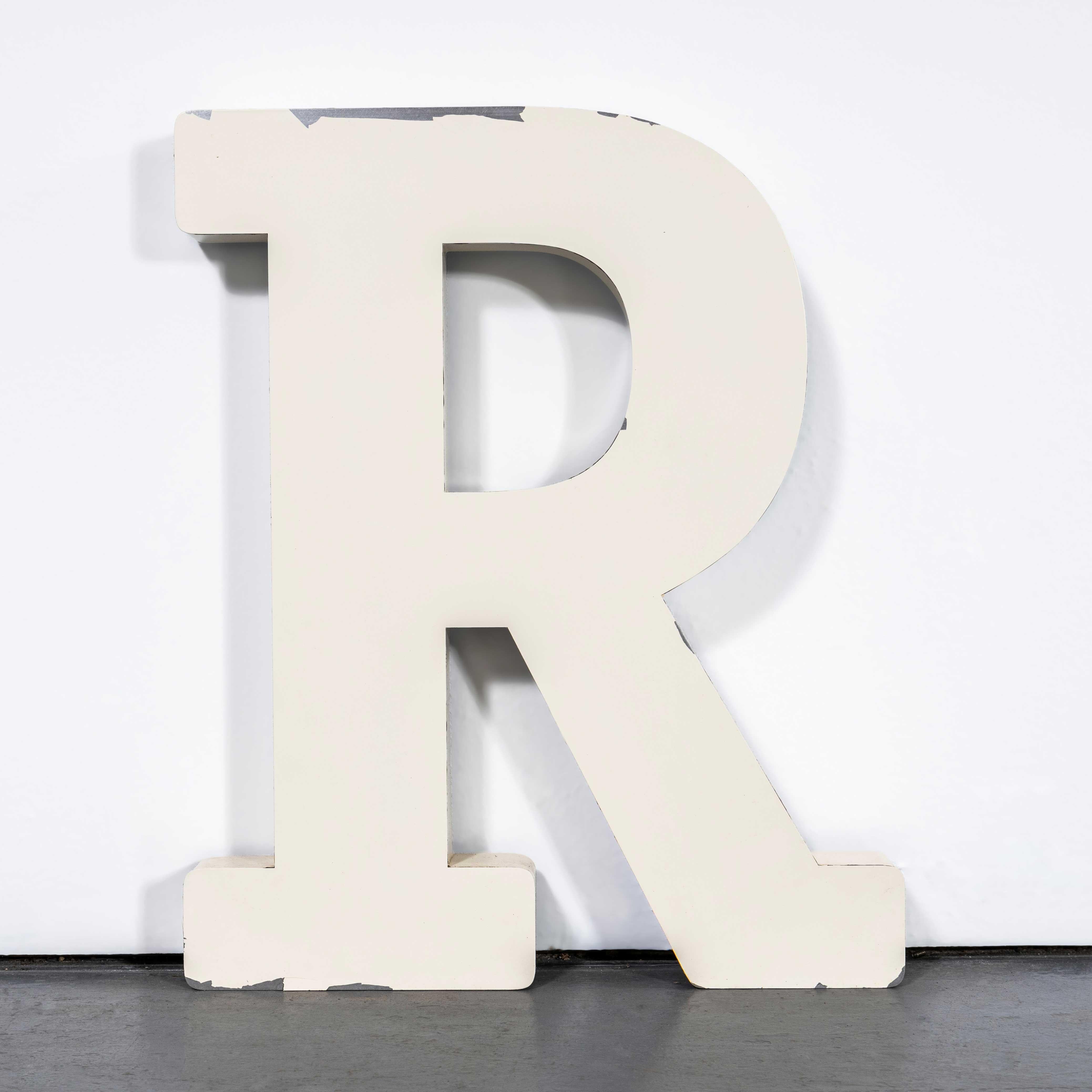 Lettera in metallo del 20° secolo per insegne di negozi di grandi dimensioni - R. 
Non sono le lettere più antiche, ma il carattere e il colore sono molto belli e le abbiamo prese al volo. Realizzati in metallo zincato con la vernice originale, sono