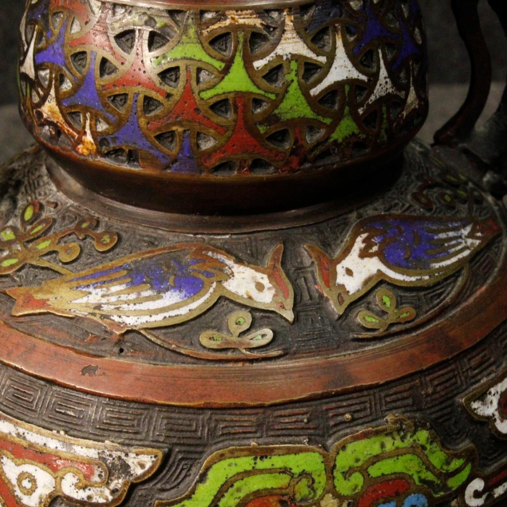 Paar orientalische Vasen aus dem 20. Jahrhundert. Objekte aus ziseliertem Metall im Cloisonné-Stil mit schöner Linie und angenehmem Dekor. Vasen mit seitlichen Henkeln in gutem Zustand, für Antiquitätenhändler und Sammler. In gutem Zustand mit